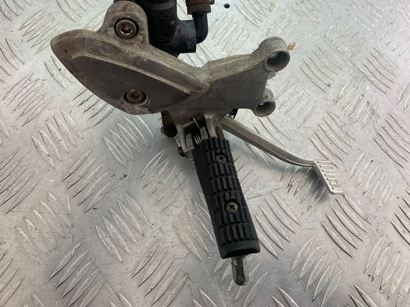 TRIUMPH 955i SPRINT ST FRONT RIGHT HANGER  YEAR 1999-2004 (CMB1124)