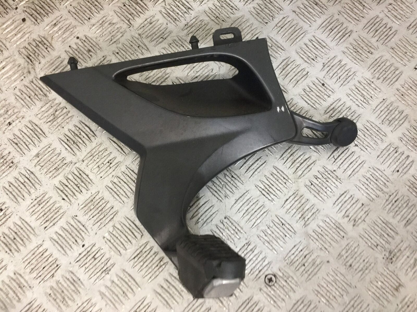 TRIUMPH TROPHY 1215 SE LEFT REAR HANGER AND PEG  2012-2017 (STOCK 870)