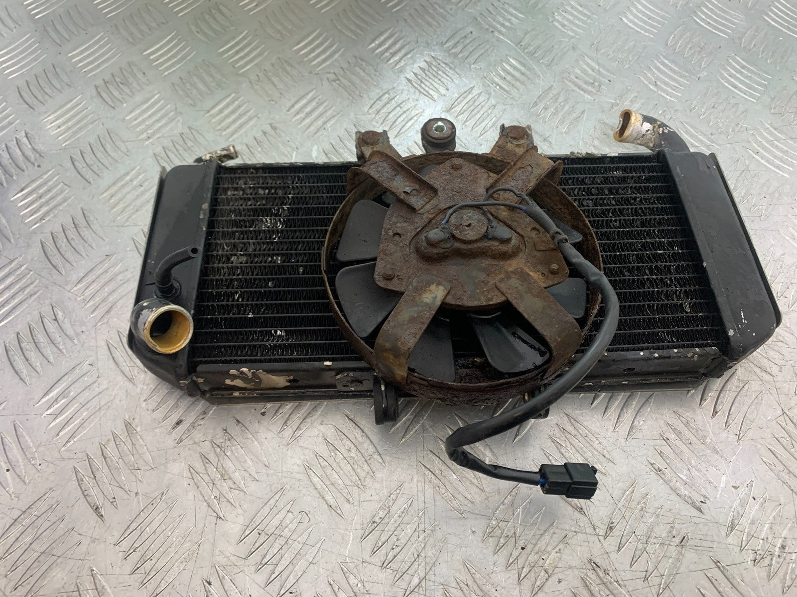 YAMAHA FZS600 FAZER 600 RADIATOR AND FAN YEAR 1998-2001 (CMB1267)