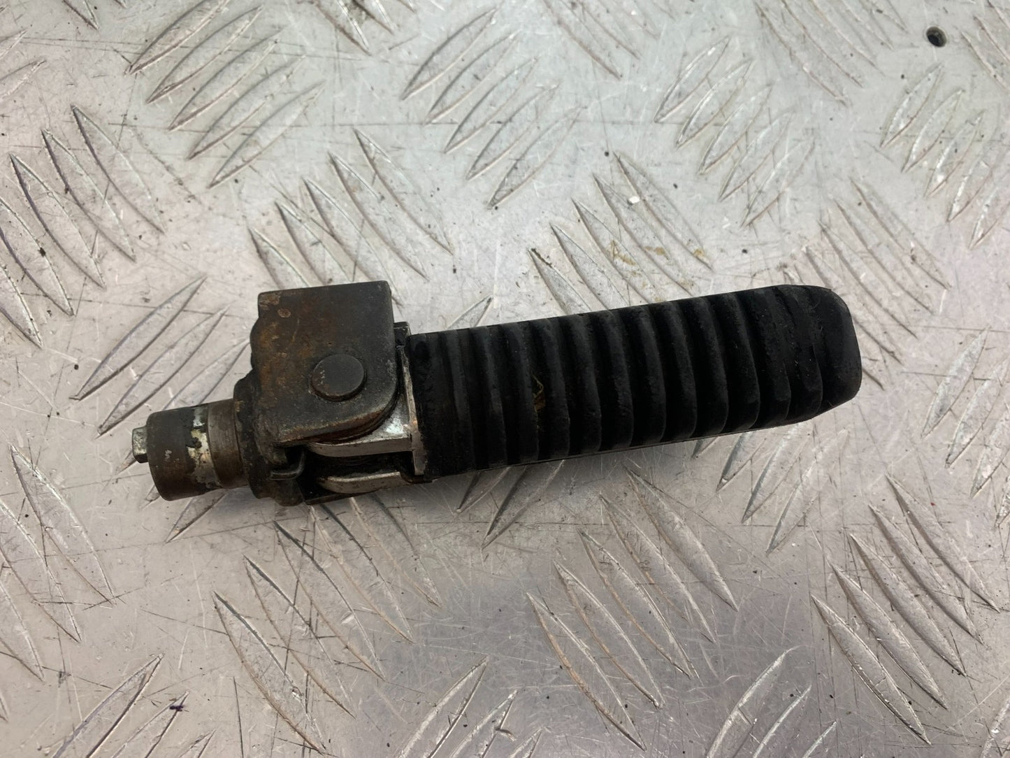 SUZUKI GSF600 GSF 600 BANDIT FRONT RIGHT FOOTPEG  2000-2004 (CMB1269)