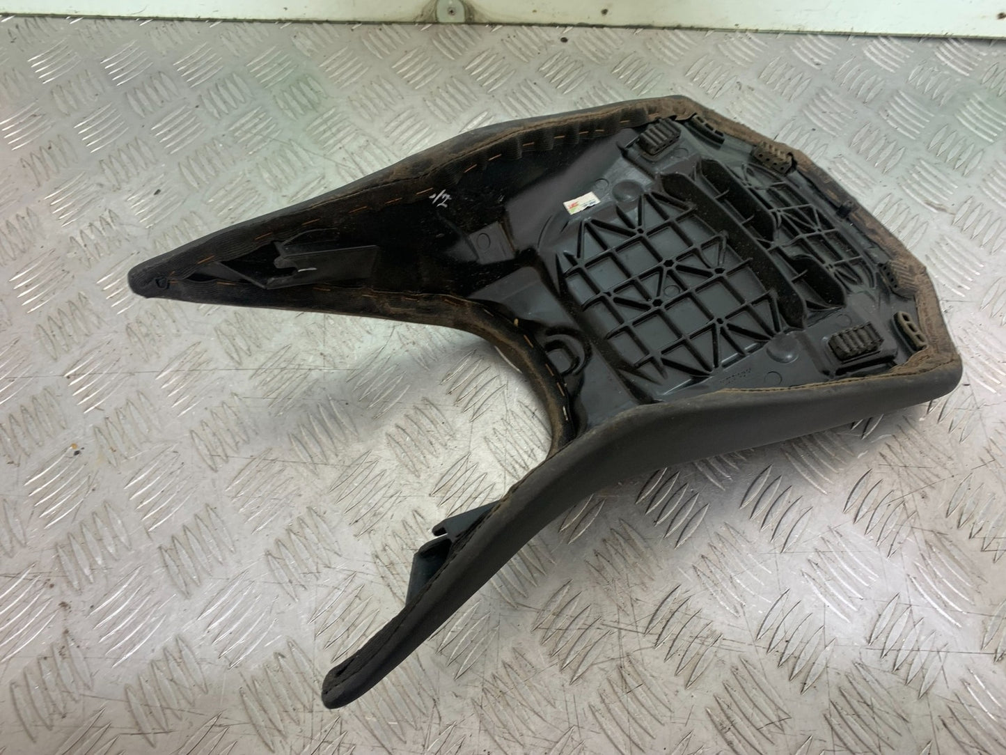 KTM 125 DUKE FRONT SEAT  YEAR 2018-2023 (CMB1185)