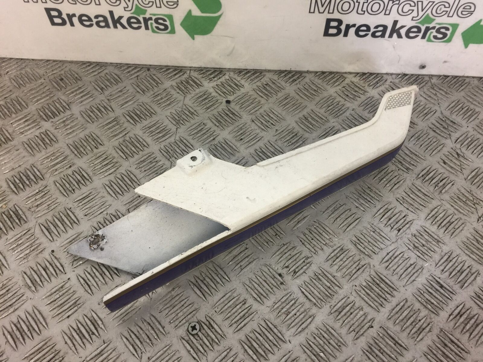 KAWASAKI GPZ305 GPZ 305 CHAIN GUARD  YEAR 1990