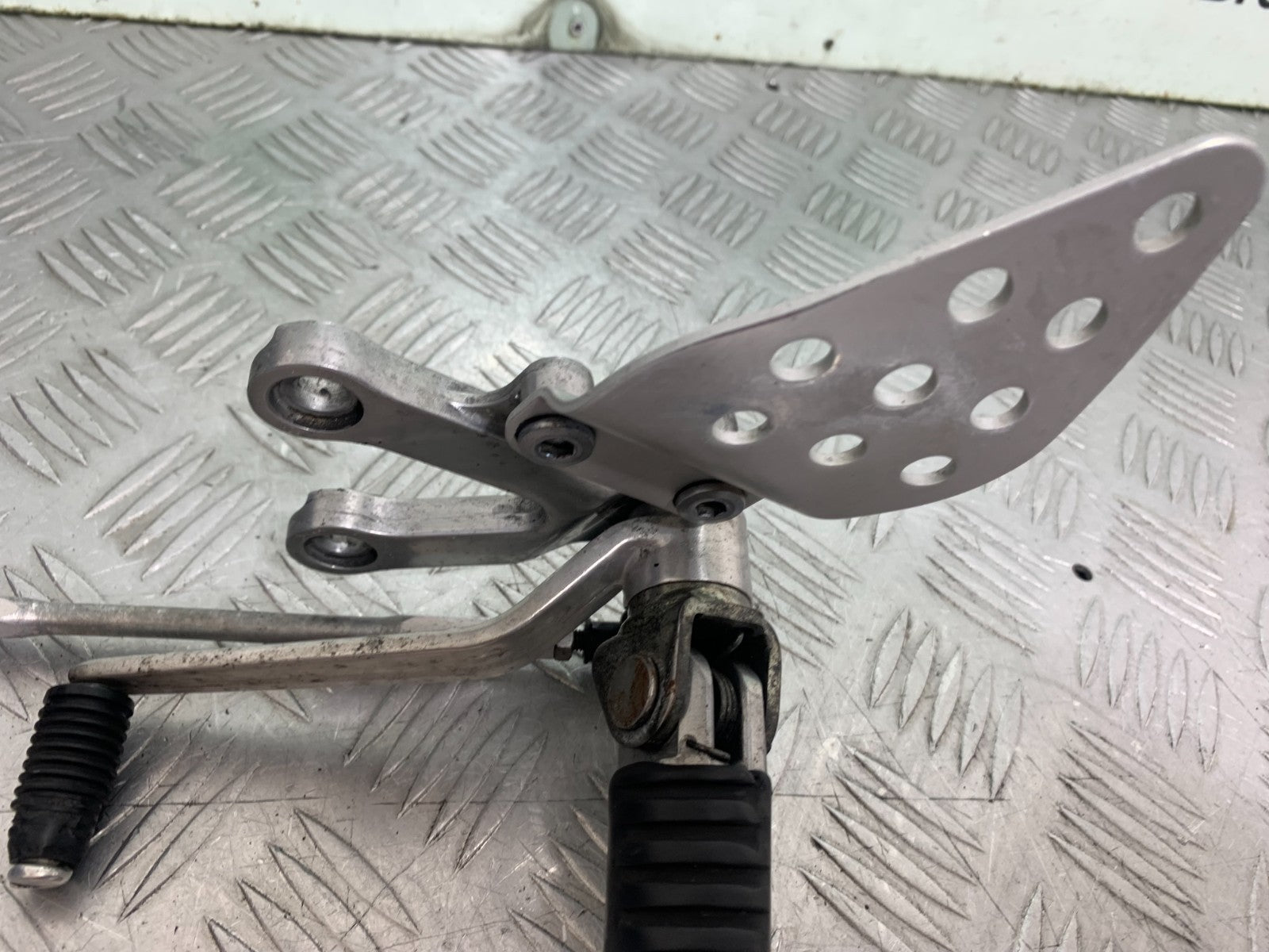 KAWASAKI ZX9R ZX9 R FRONT LEFT HANGER  YEAR 1998-1999 (CMB1329)
