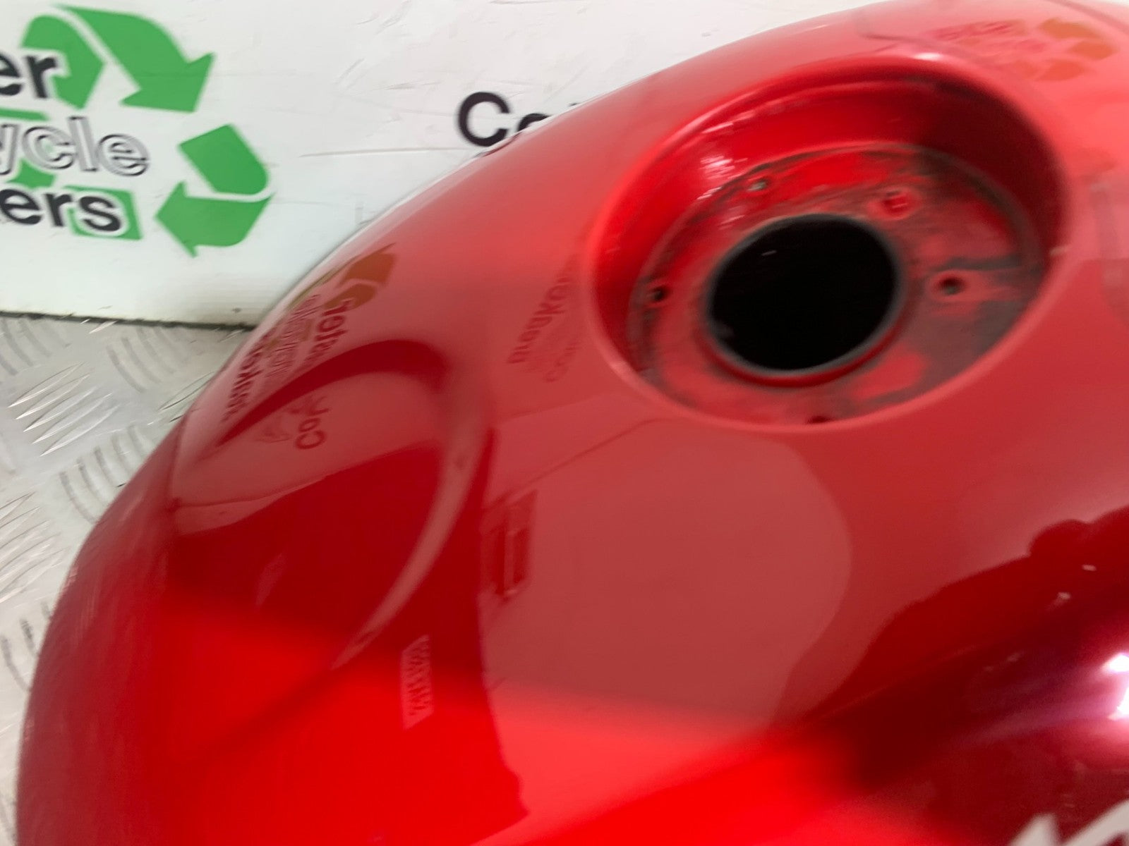 TRIUMPH 675 STREET TRIPLE R PETROL TANK  YEAR 2013 - 2016 (CMB1221)