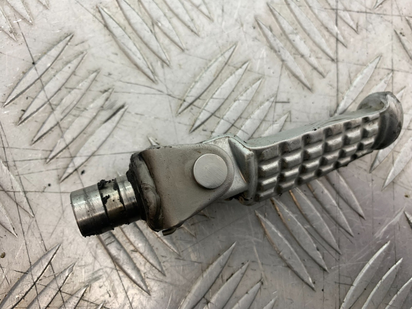 TRIUMPH 955i DAYTONA FRONT RIGHT FOOTPEG   YEAR 2002-2006 (CMB1229)