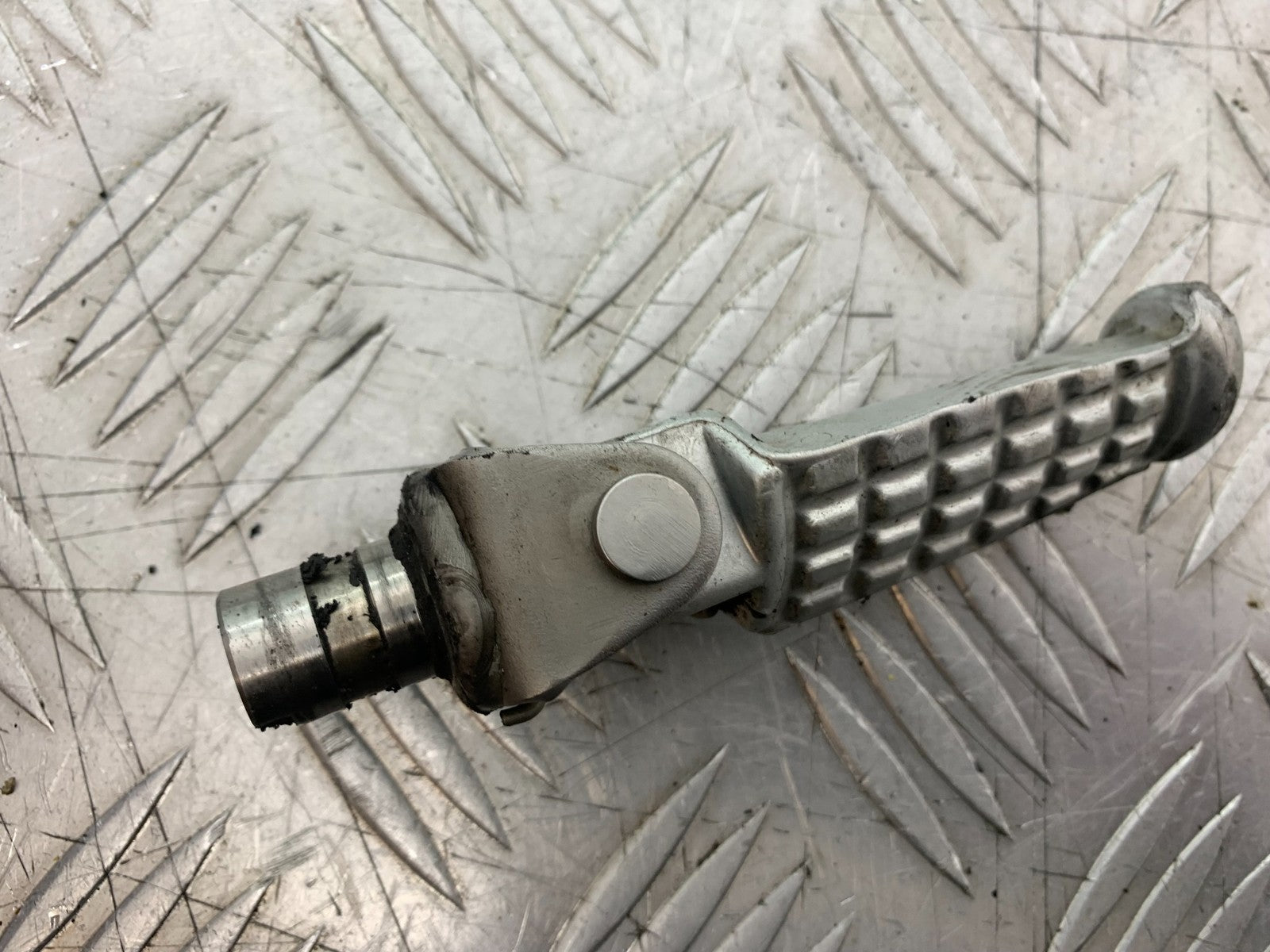 TRIUMPH 955i DAYTONA FRONT RIGHT FOOTPEG   YEAR 2002-2006 (CMB1229)