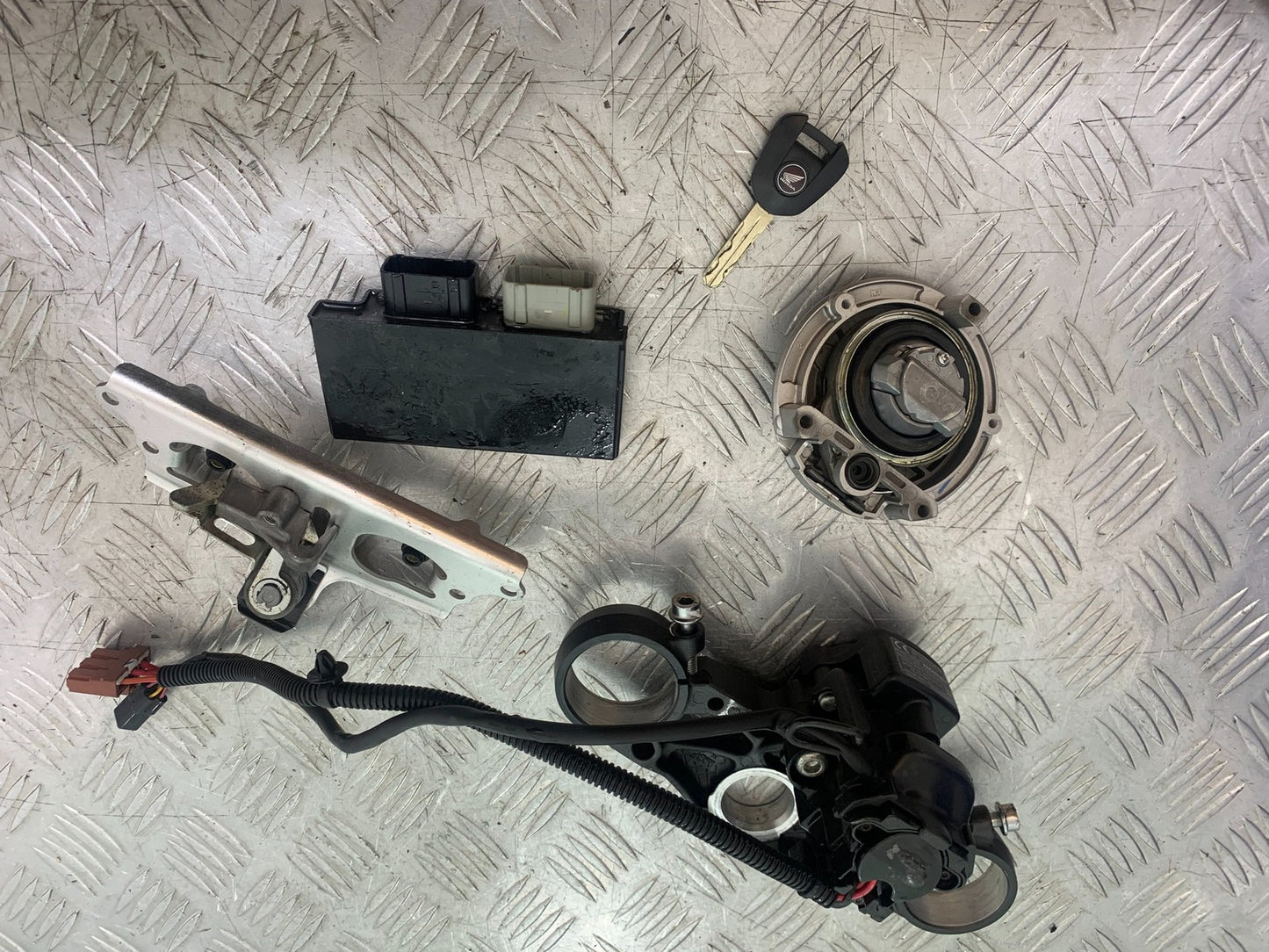 HONDA CBR1000 rr FIREBLADE ECU LOCKS KEY TOP YOKE  YEAR 2012-2016 (CMB1198)