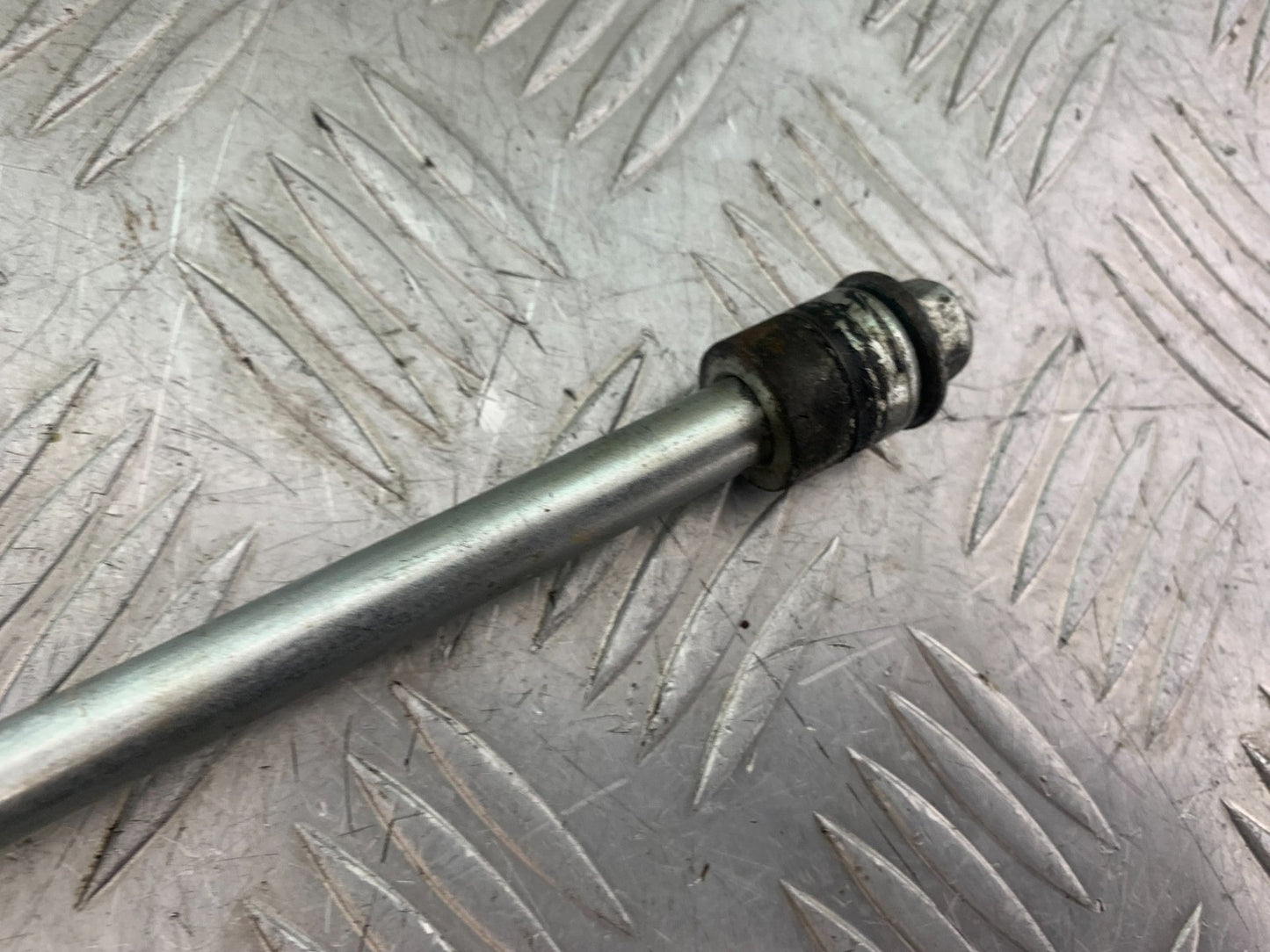 HONDA CBF125 CBF 125 FRONT WHEEL SPINDLE   YEAR 2009-14  (CMB1172)