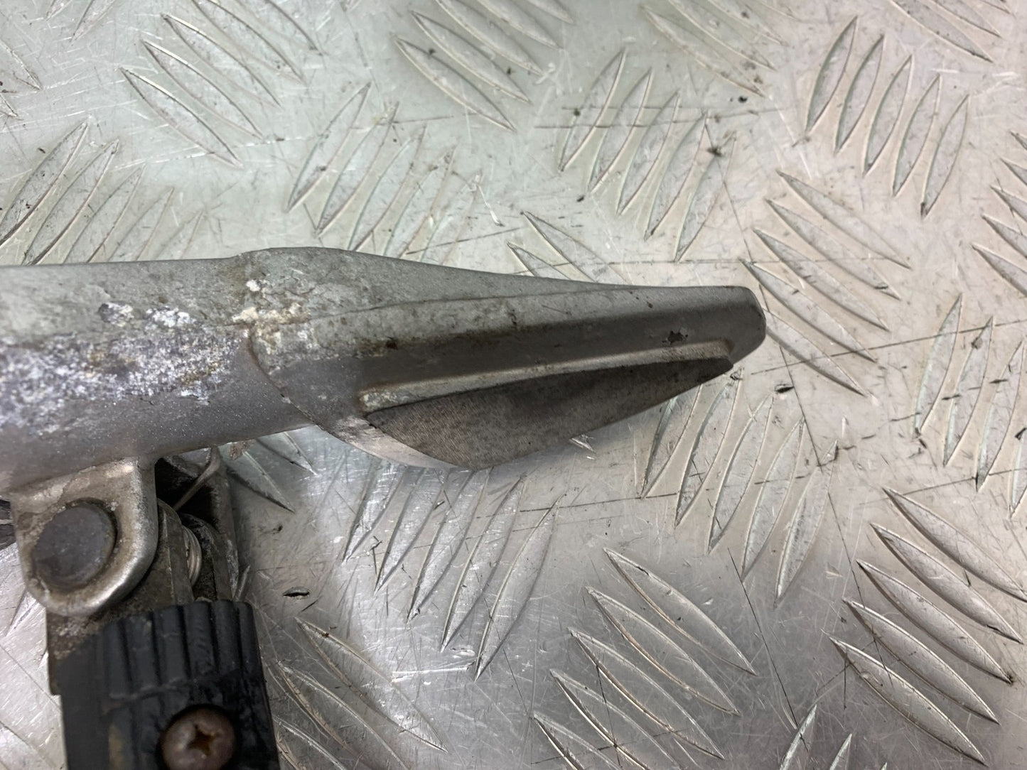 TRIUMPH 955i SPRINT ST FRONT LEFT HANGER   YEAR 1999-04 (CMB1230)