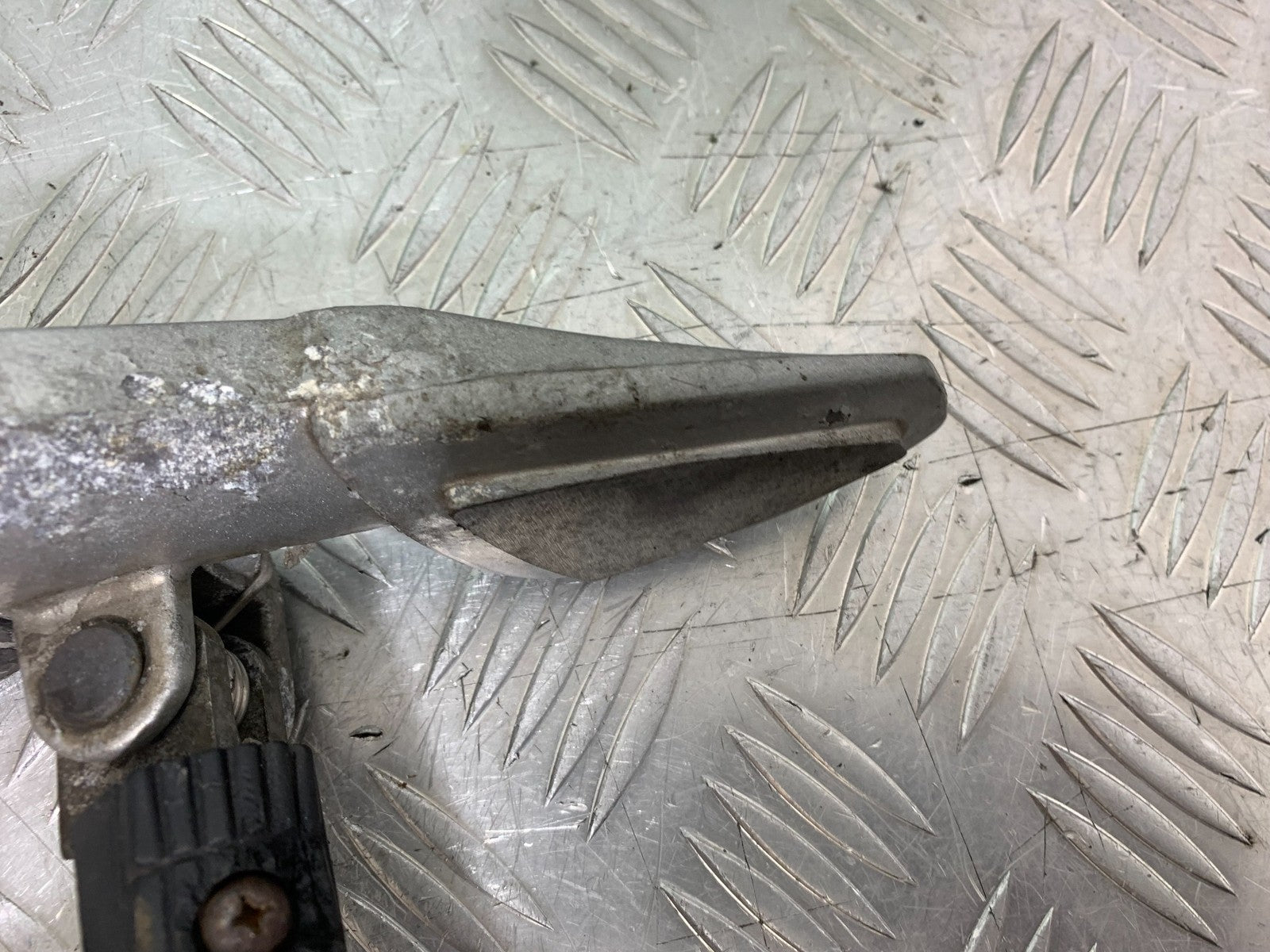TRIUMPH 955i SPRINT ST FRONT LEFT HANGER   YEAR 1999-04 (CMB1230)
