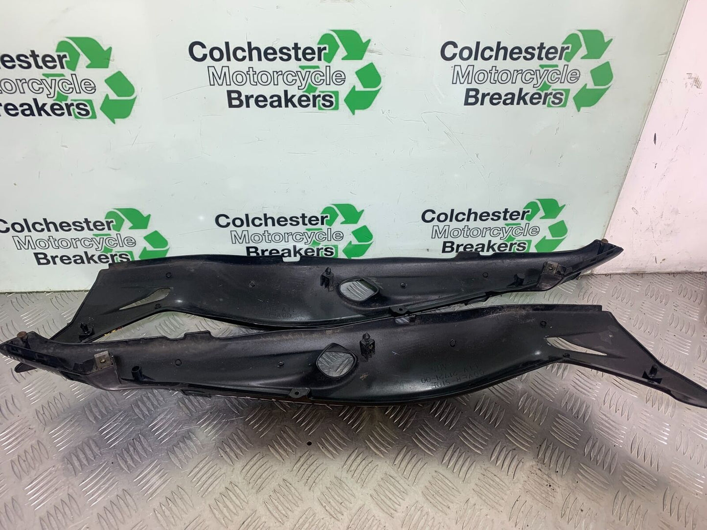 YAMAHA YZF600 YZF 600 THUNDERCAT LEFT & RIGHT SEAT PANELS  1996-2003 (CMB1134)