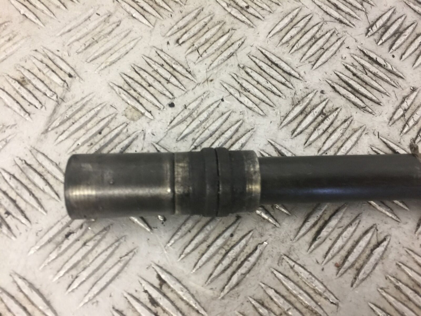YAMAHA FZ6 FRONT WHEEL SPINDLE   YEAR 2005  (STOCK 589)