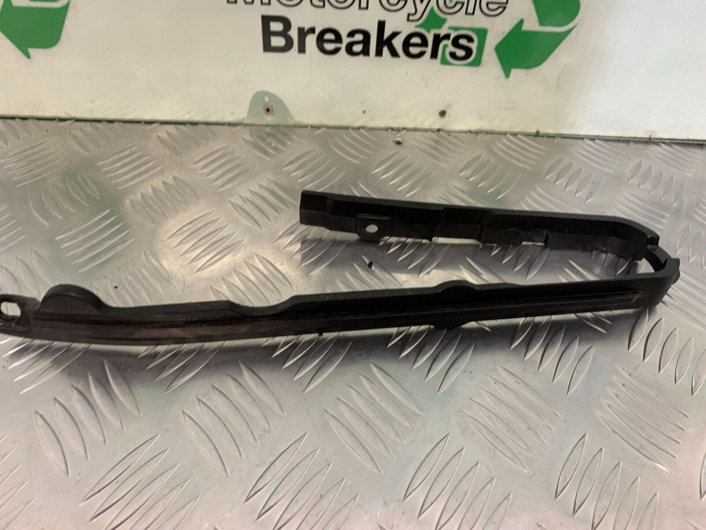 TRIUMPH SPEED TRIPLE R 1050 CHAIN GUIDE    YEAR 2014 (STOCK 934)