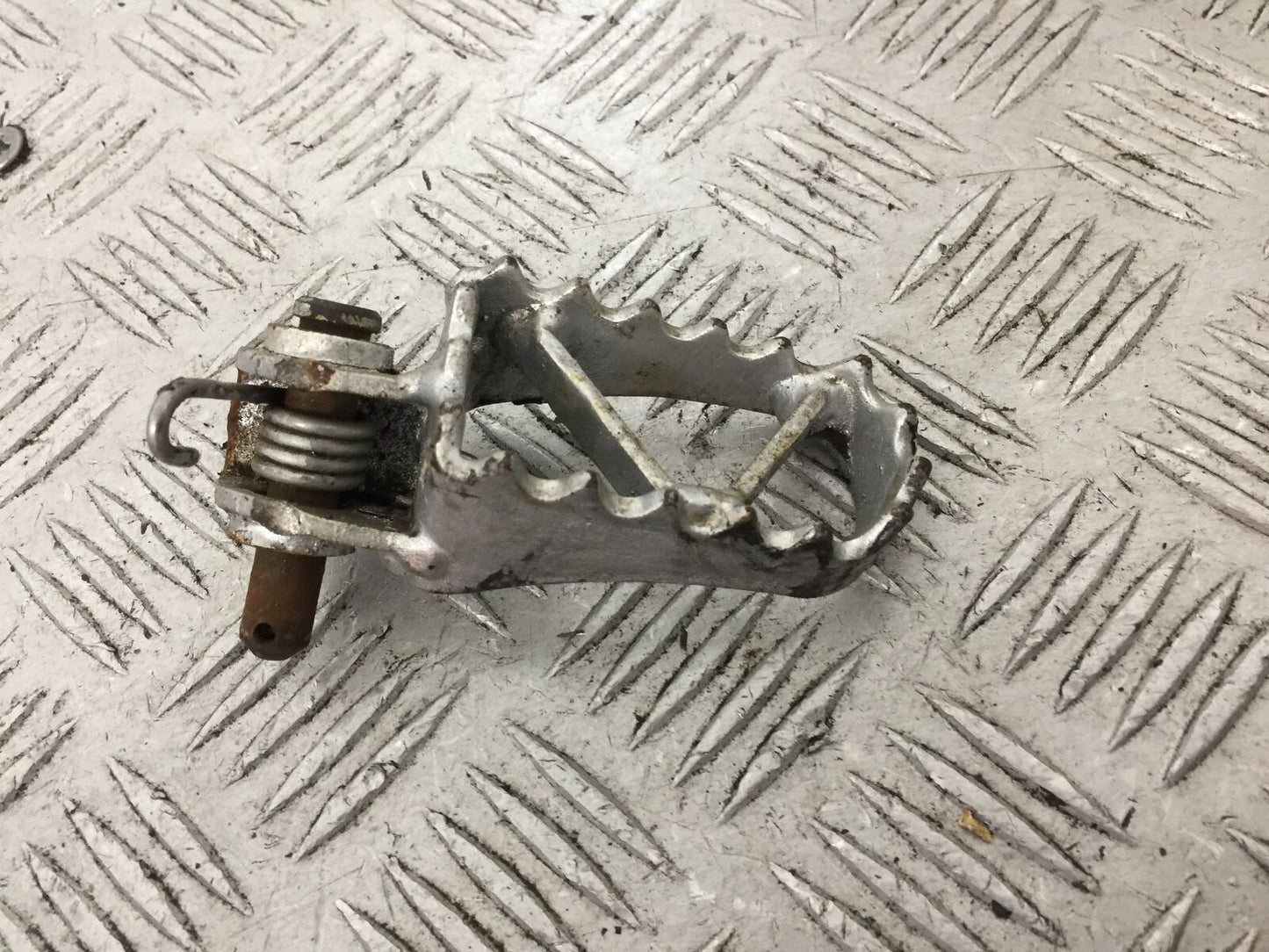 KTM400 KTM 400 LC4-E FRONT RIGHT FOOTPEG  YEAR 2000 (STOCK 898)