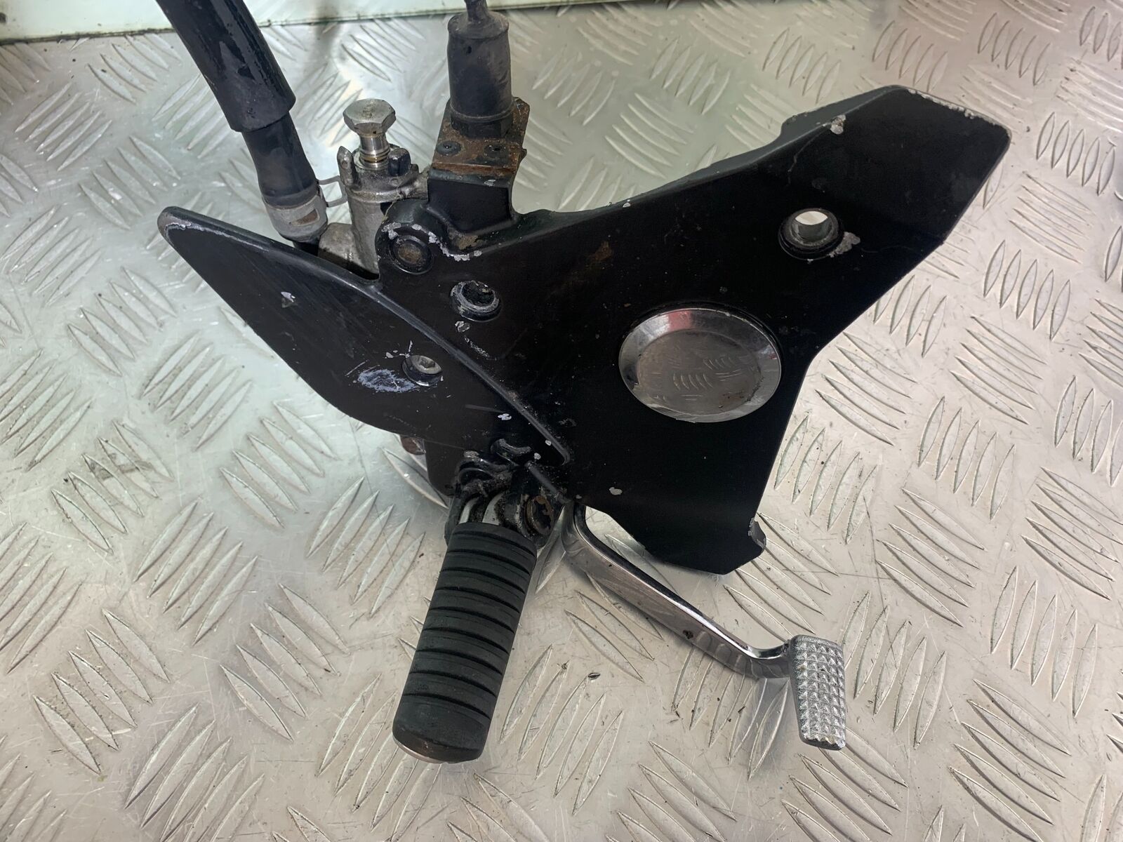 KAWASAKI Z750 ZR750 ZR-7S FRONT RIGHT HANGER   YEAR 1999-05 (CMB1135)