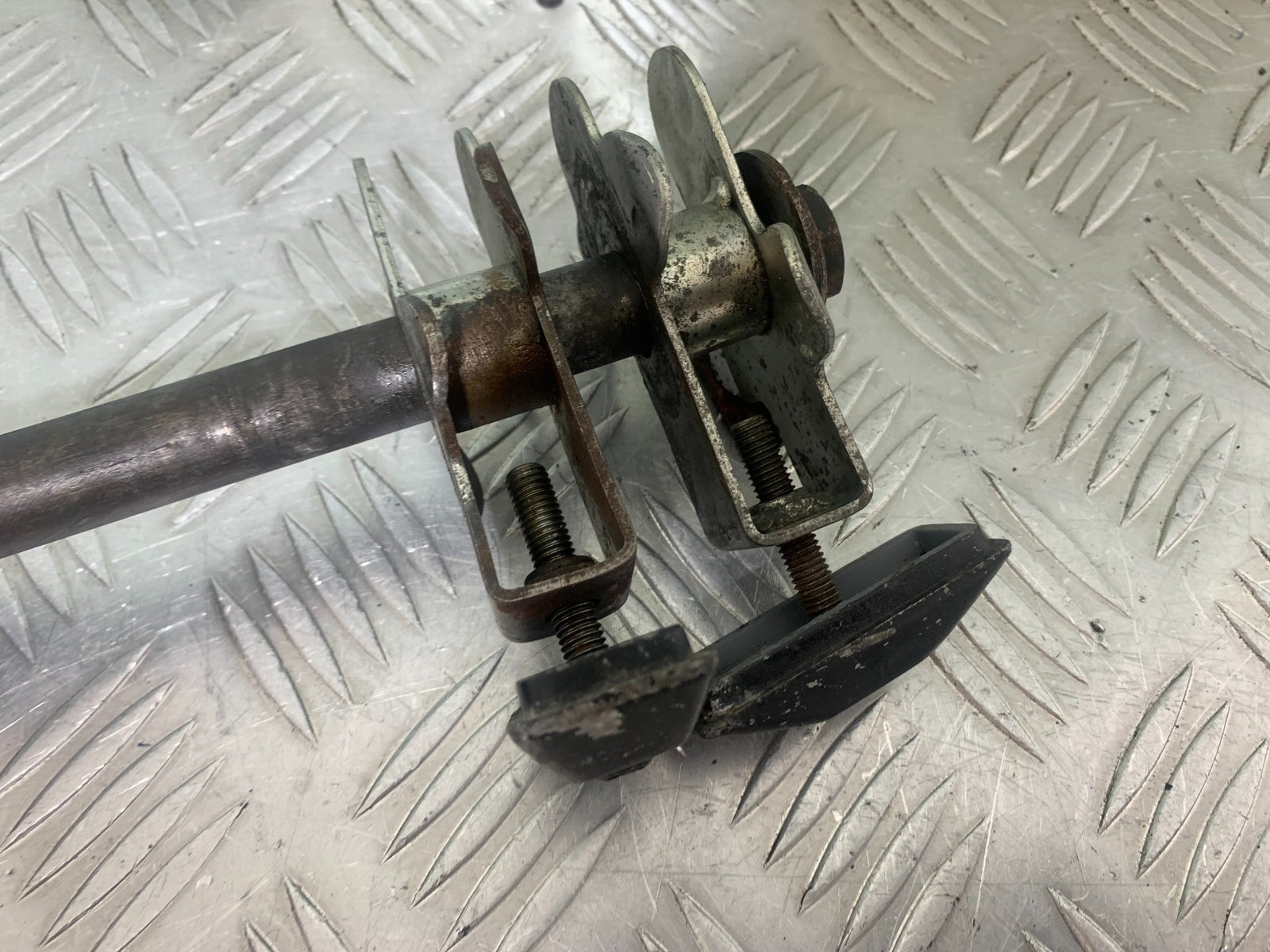 SUZUKI GSF650 GSF 650 REAR WHEEL SPINDLE   YEAR 2007-2009  (CMB1161)