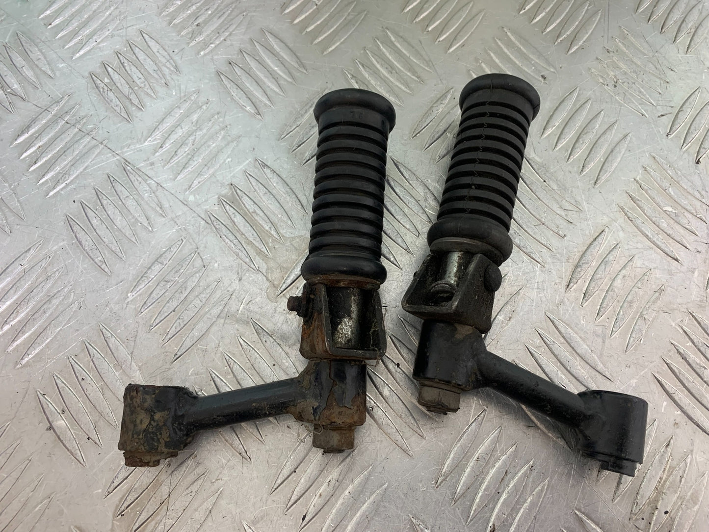 ROYAL ENFIELD BULLET 500 EFI REAR FOOT PEGS   YEAR 2008 - 2016 (CMB1153)