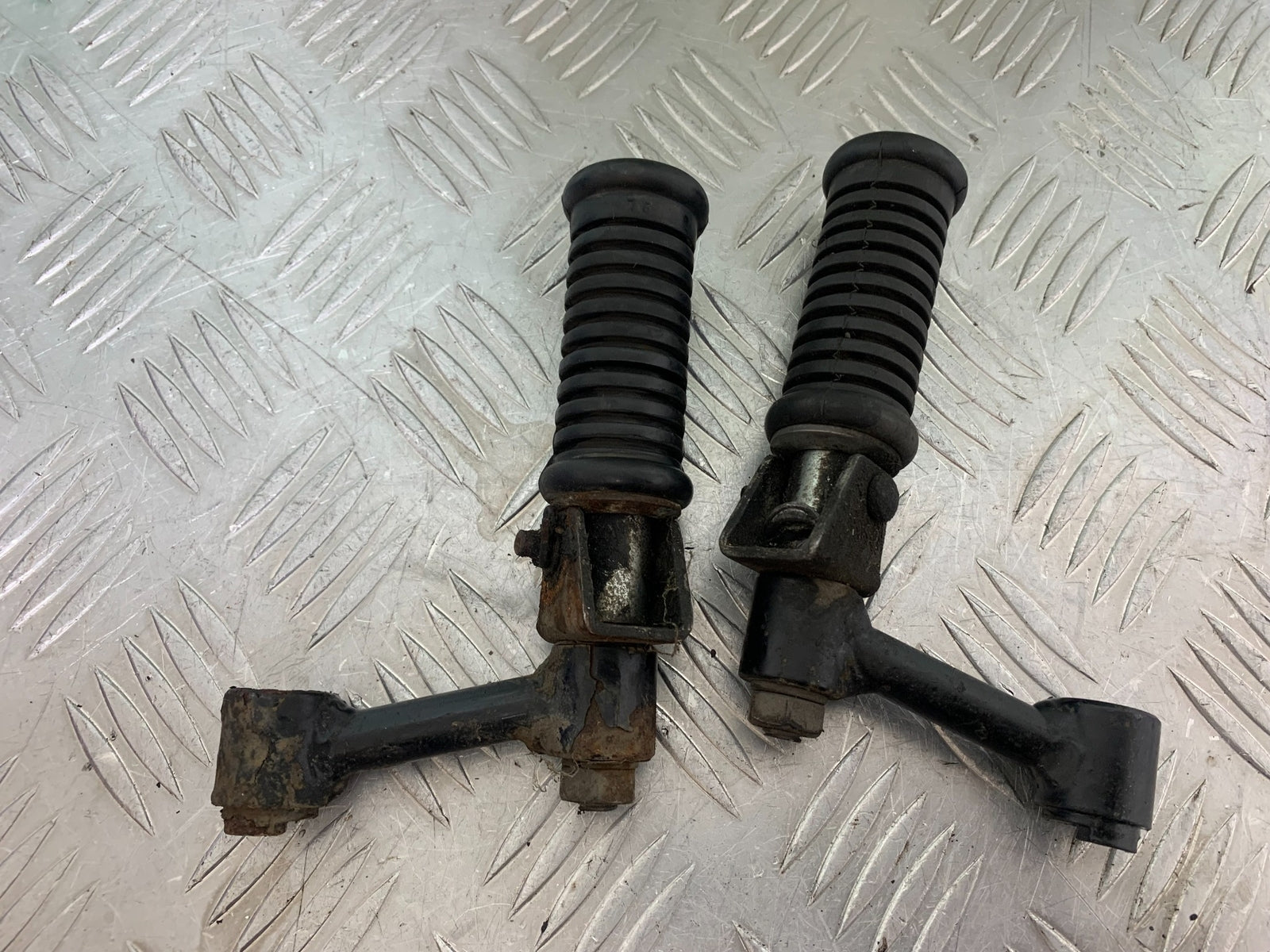 ROYAL ENFIELD BULLET 500 EFI REAR FOOT PEGS   YEAR 2008 - 2016 (CMB1153)