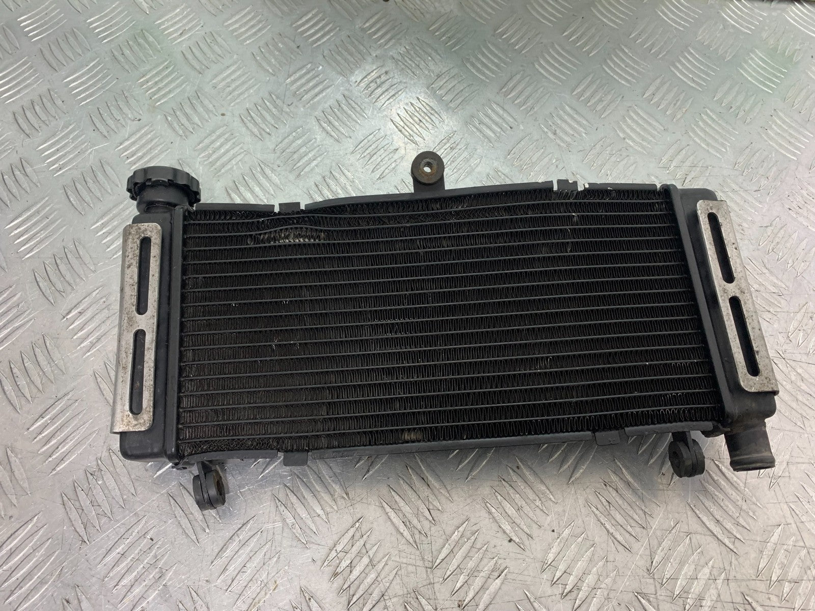 HONDA CB600 CB 600 HORNET RADIATOR   YEAR 1998-2002 (CMB1297)