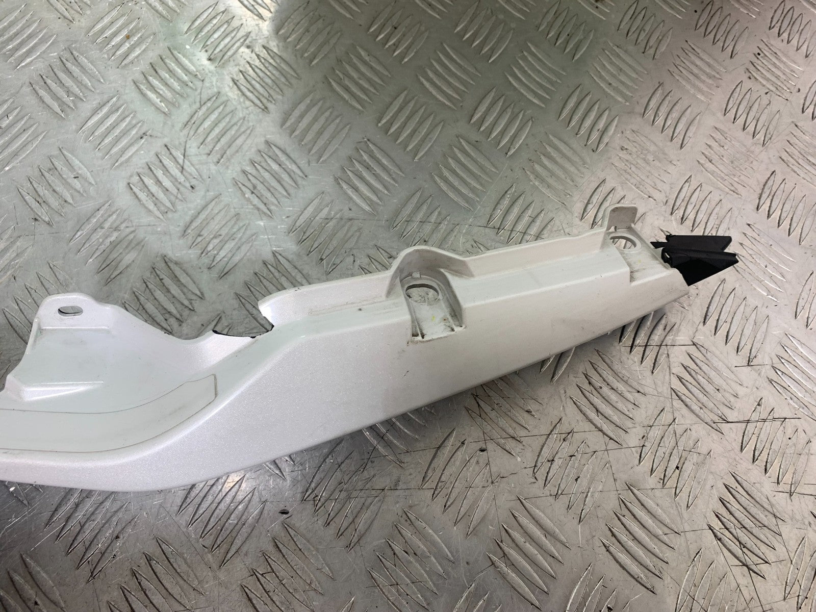 YAMAHA XJ6 XJ6-S LEFT SEAT PANEL YEAR 2009-2015  (CMB1212)