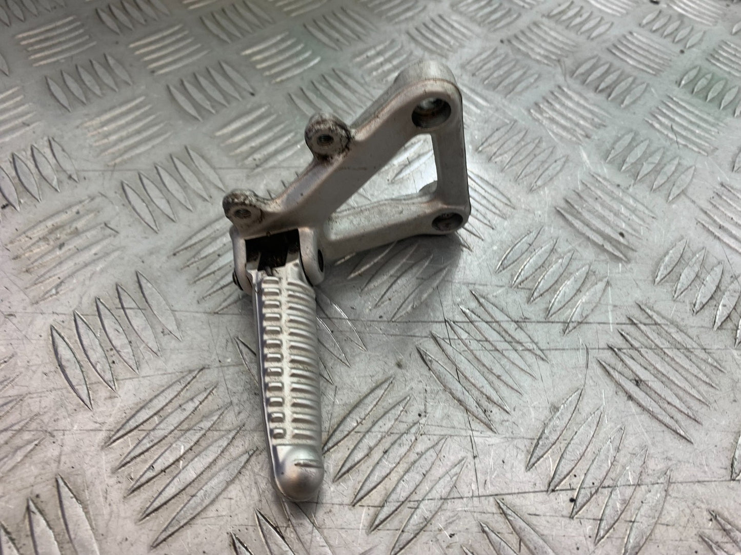 DUCATI 996 SPS 748 916 998 FRONT RIGHT HANGER AND PEG 1999-2000 (CMB1209)