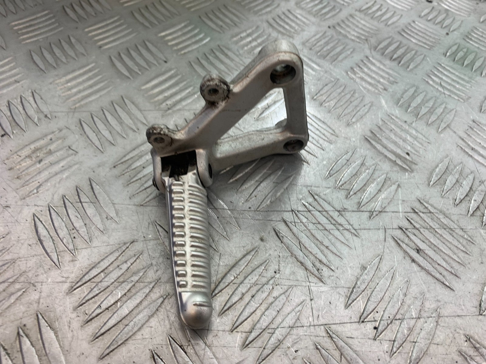 DUCATI 996 SPS 748 916 998 FRONT RIGHT HANGER AND PEG 1999-2000 (CMB1209)
