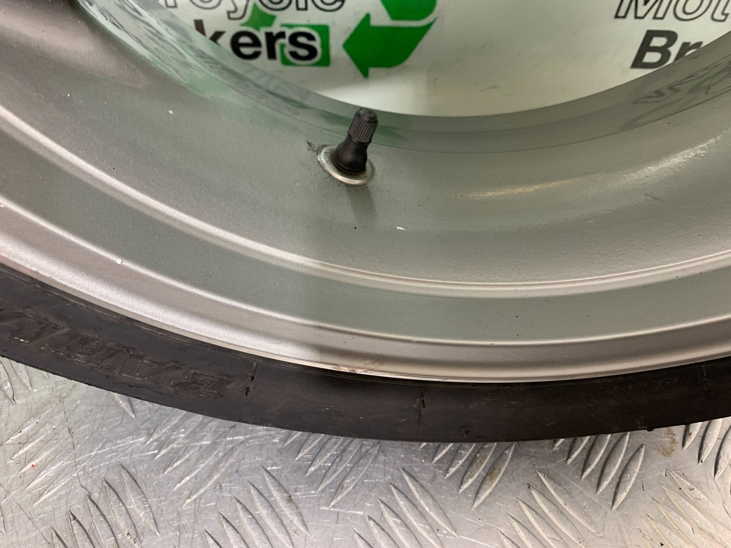 TRIUMPH 955i SPRINT ST REAR WHEEL  YEAR 1999-04 (CMB1230)