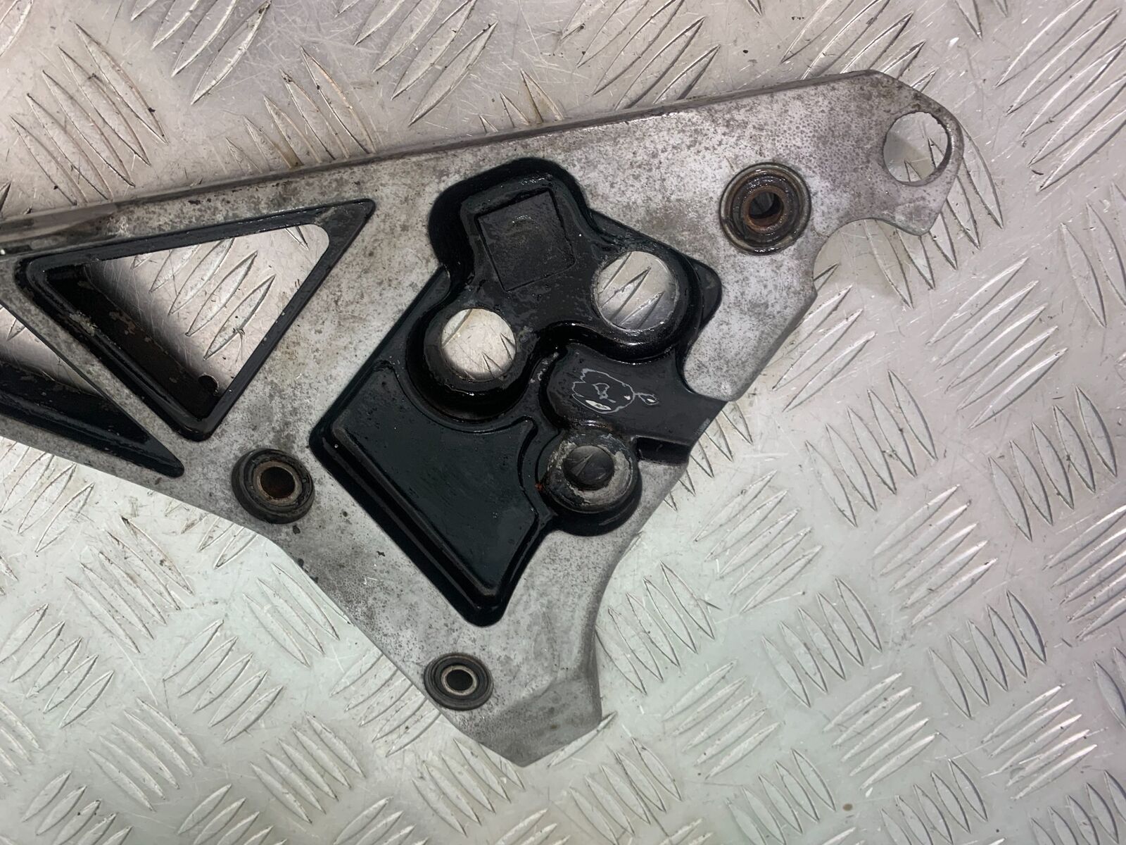 YAMAHA FJ1100 FJ 1100 LEFT HANGER   YEAR 1984-1985 (CMB1101)