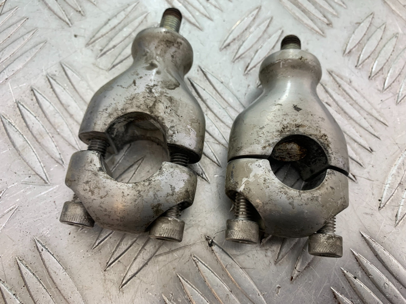 TRIUMPH T509 SPEED TRIPLE HANDLEBAR RISERS YEAR 1997-1998 (CMB1144)