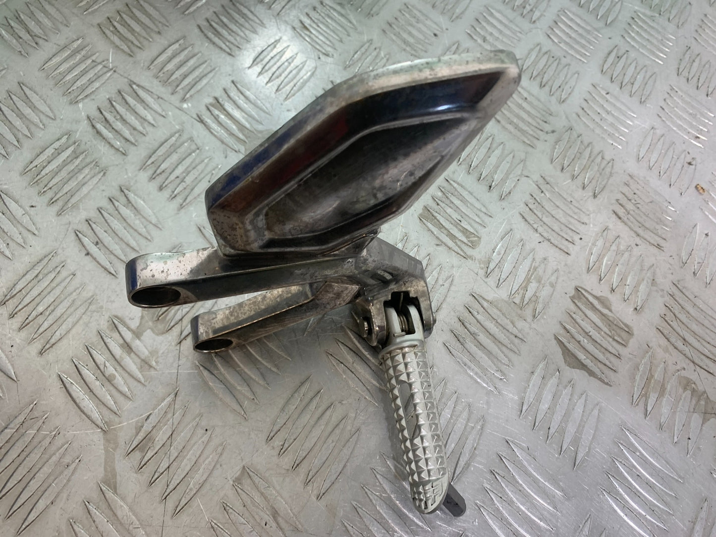TRIUMPH TRIDENT 660 FRONT LEFT HANGER AND PEG YEAR 2021-2024 (CMB1148)