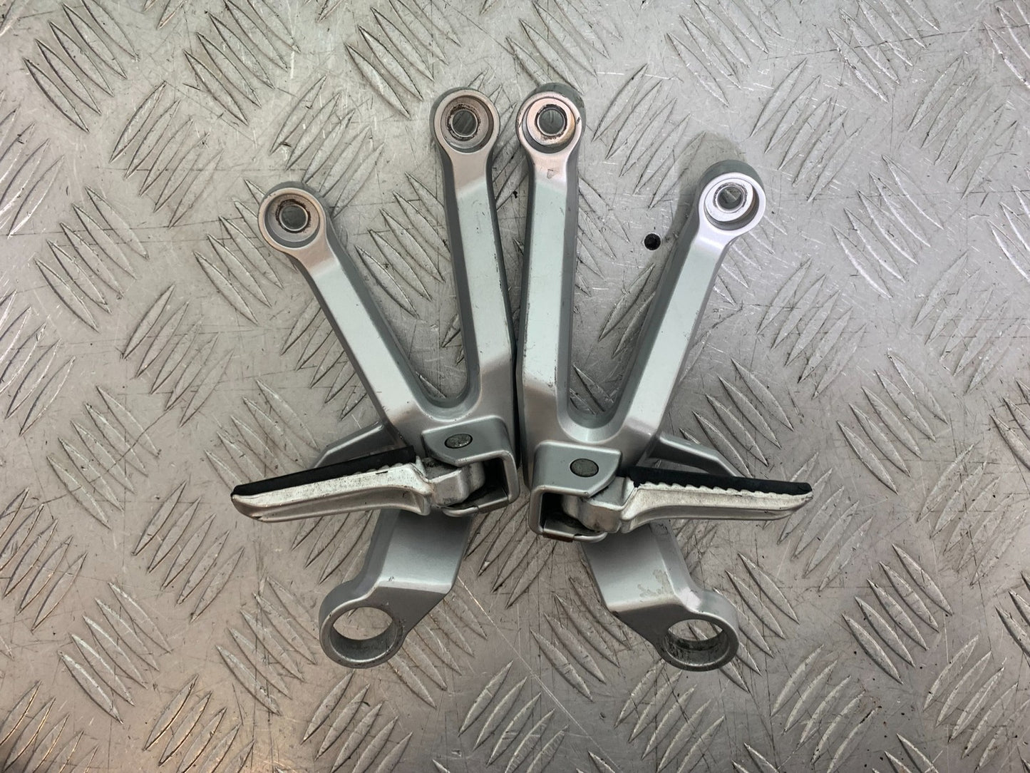 SUZUKI SV1000 SV 1000 S REAR HANGERS AND PEGS   YEAR 2003-2007 (CMB1293)
