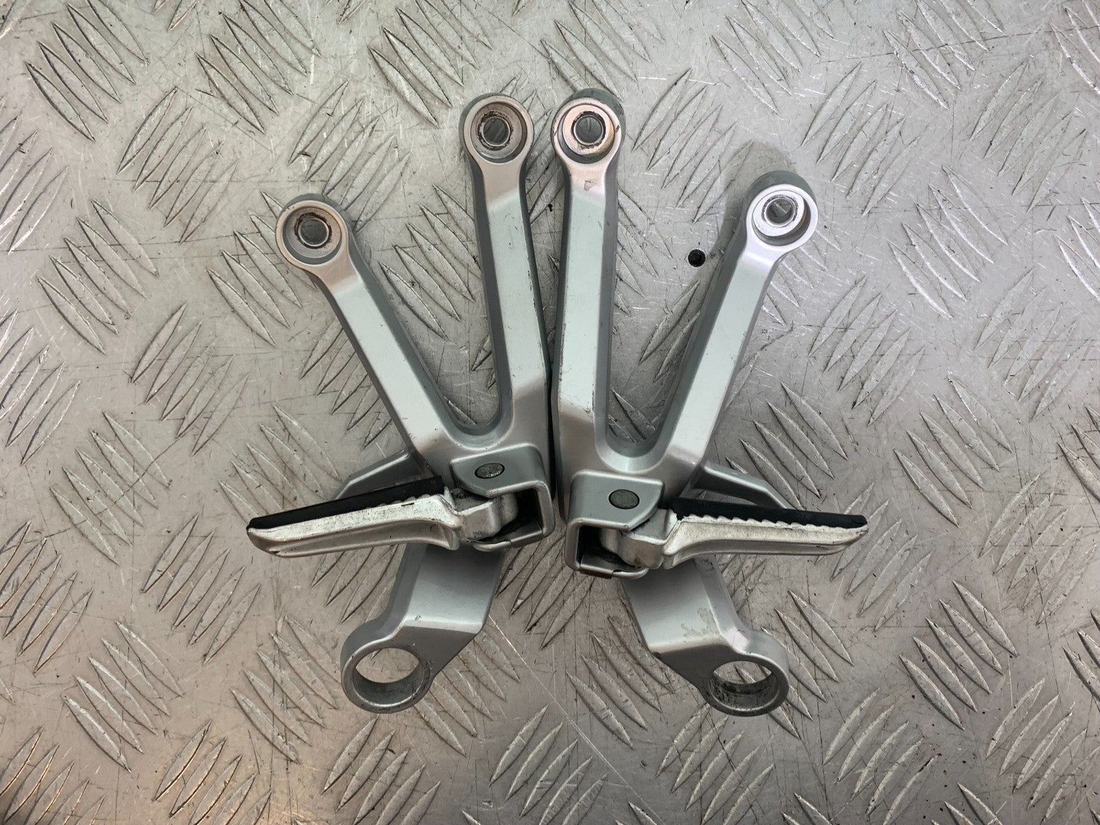 SUZUKI SV1000 SV 1000 S REAR HANGERS AND PEGS   YEAR 2003-2007 (CMB1293)