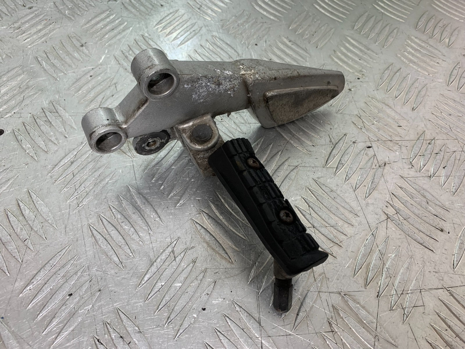 TRIUMPH 955i SPRINT ST FRONT LEFT HANGER   YEAR 1999-04 (CMB1230)