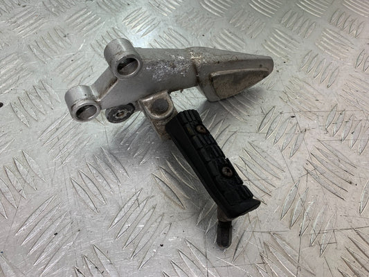 TRIUMPH 955i SPRINT ST FRONT LEFT HANGER   YEAR 1999-04 (CMB1230)