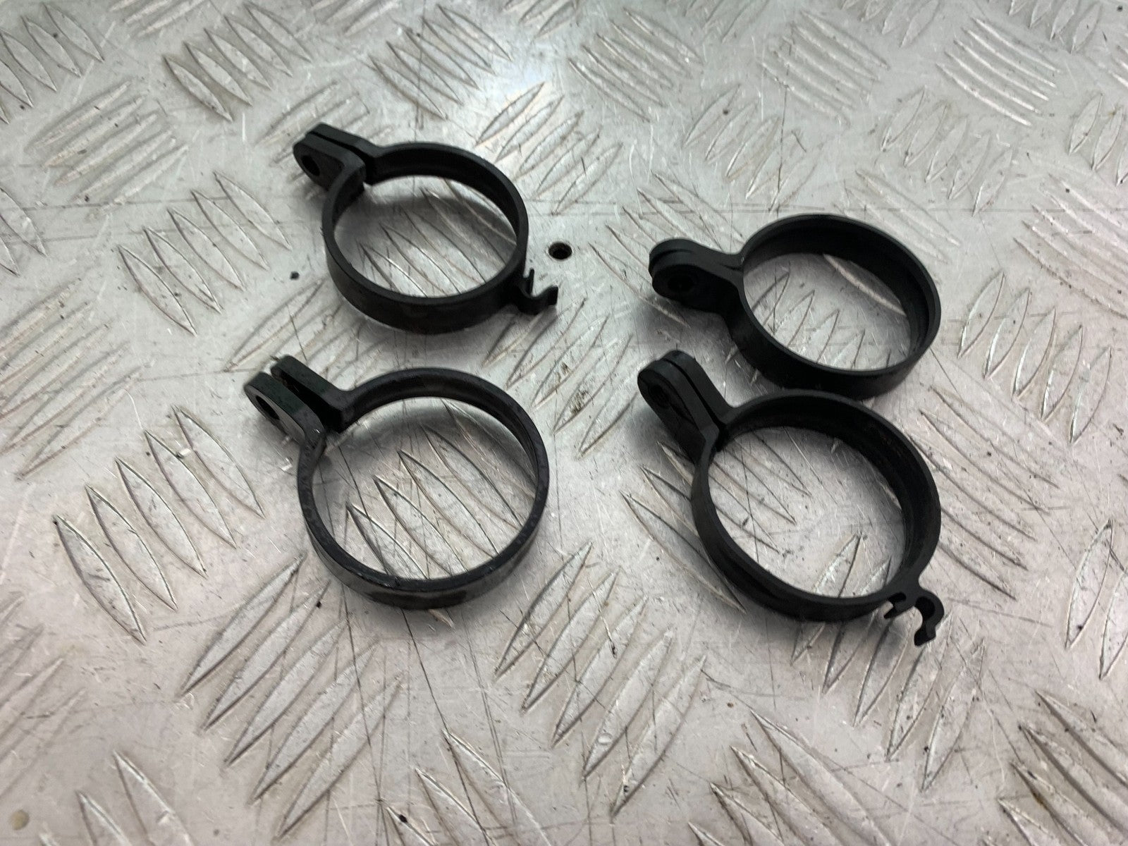 TRIUMPH 955i DAYTONA MUDGUARD CLAMPS   YEAR 2002-2006 (CMB1229)