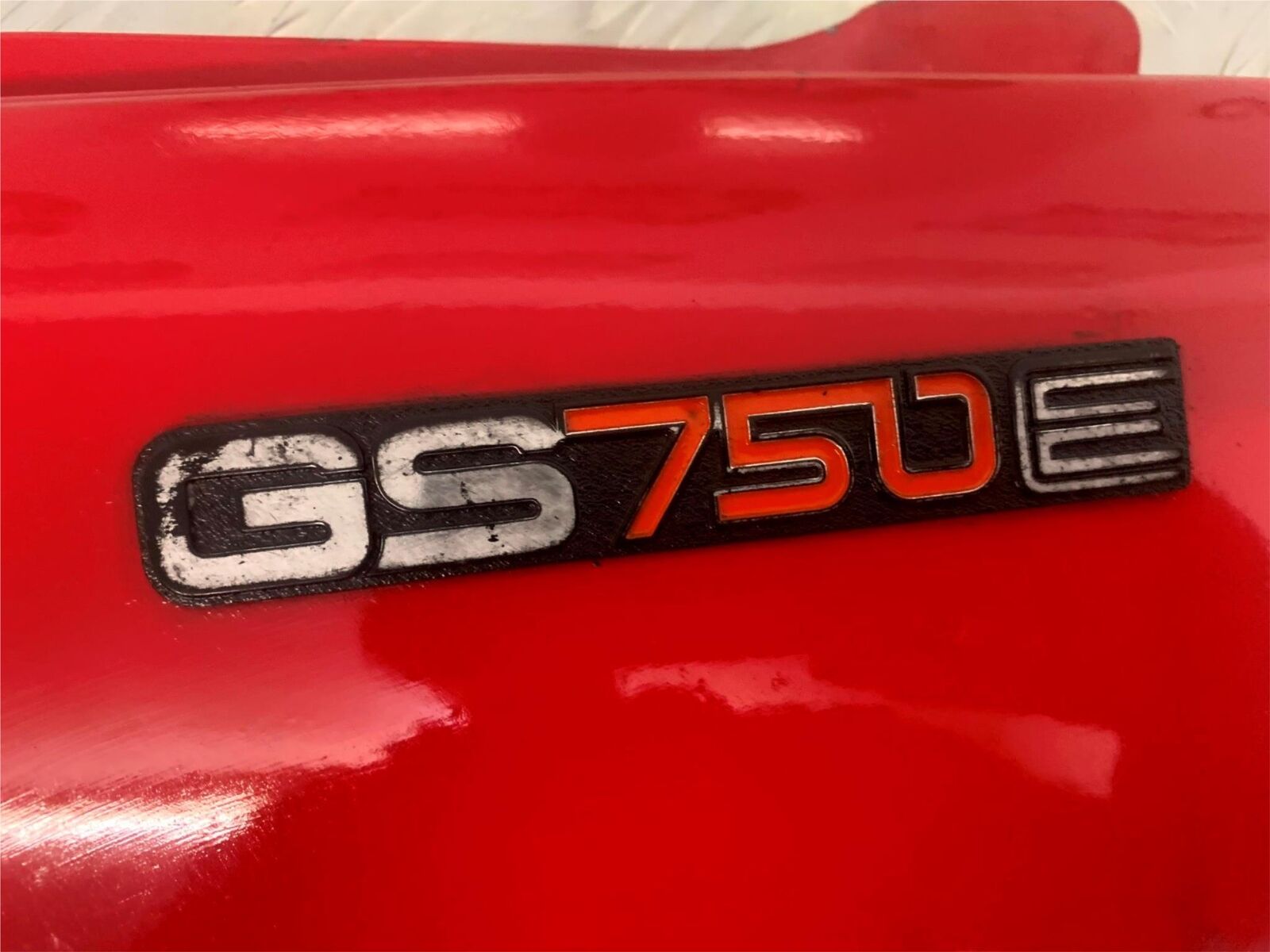 SUZUKI GS750 E GS 750E RIGHT SEAT PANEL  YEAR 1979  (STOCK 959)