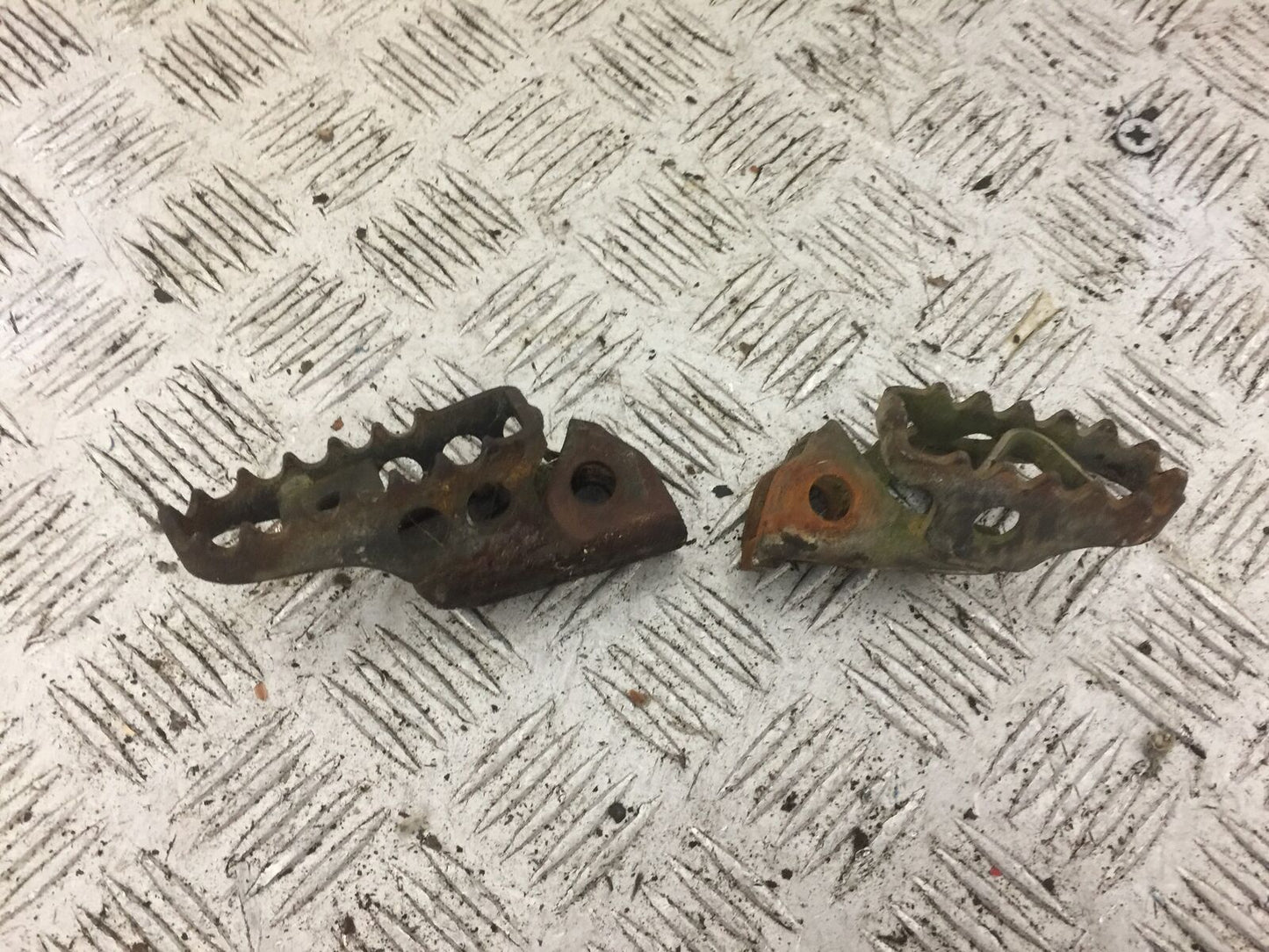YAMAHA DTR125 DTR 125 DT125 R FRONT PEGS  YEAR 1992 (STOCK 712)
