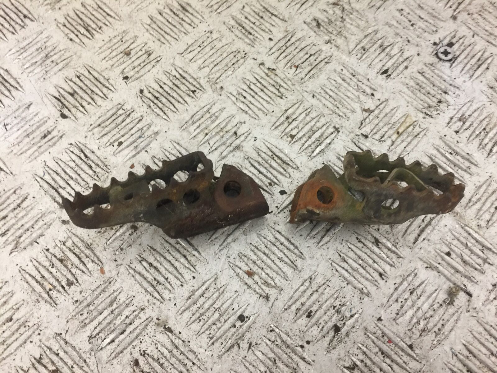 YAMAHA DTR125 DTR 125 DT125 R FRONT PEGS  YEAR 1992 (STOCK 712)