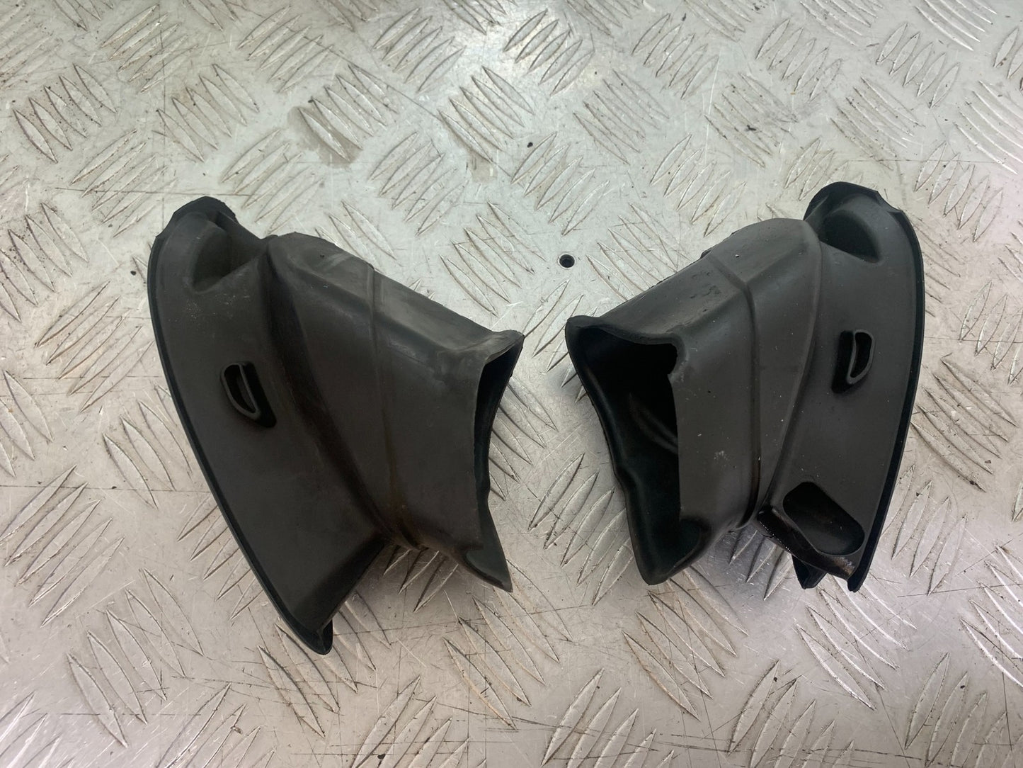 YAMAHA YZF R1 14 B BIG BANG LEFT & RIGHT AIR TUBE RUBBERS   2009-14 (CMB1175)
