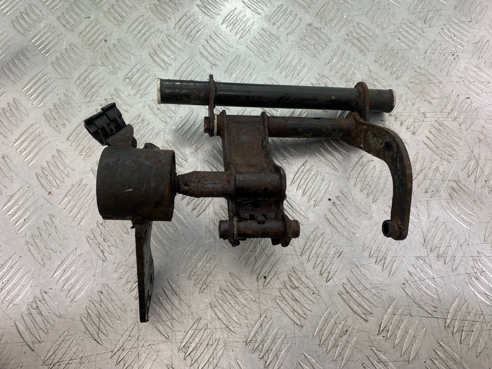 PIAGGIO VESPA GT125 L ENGINE MOUNT  YEAR 2003 (CMB1300)