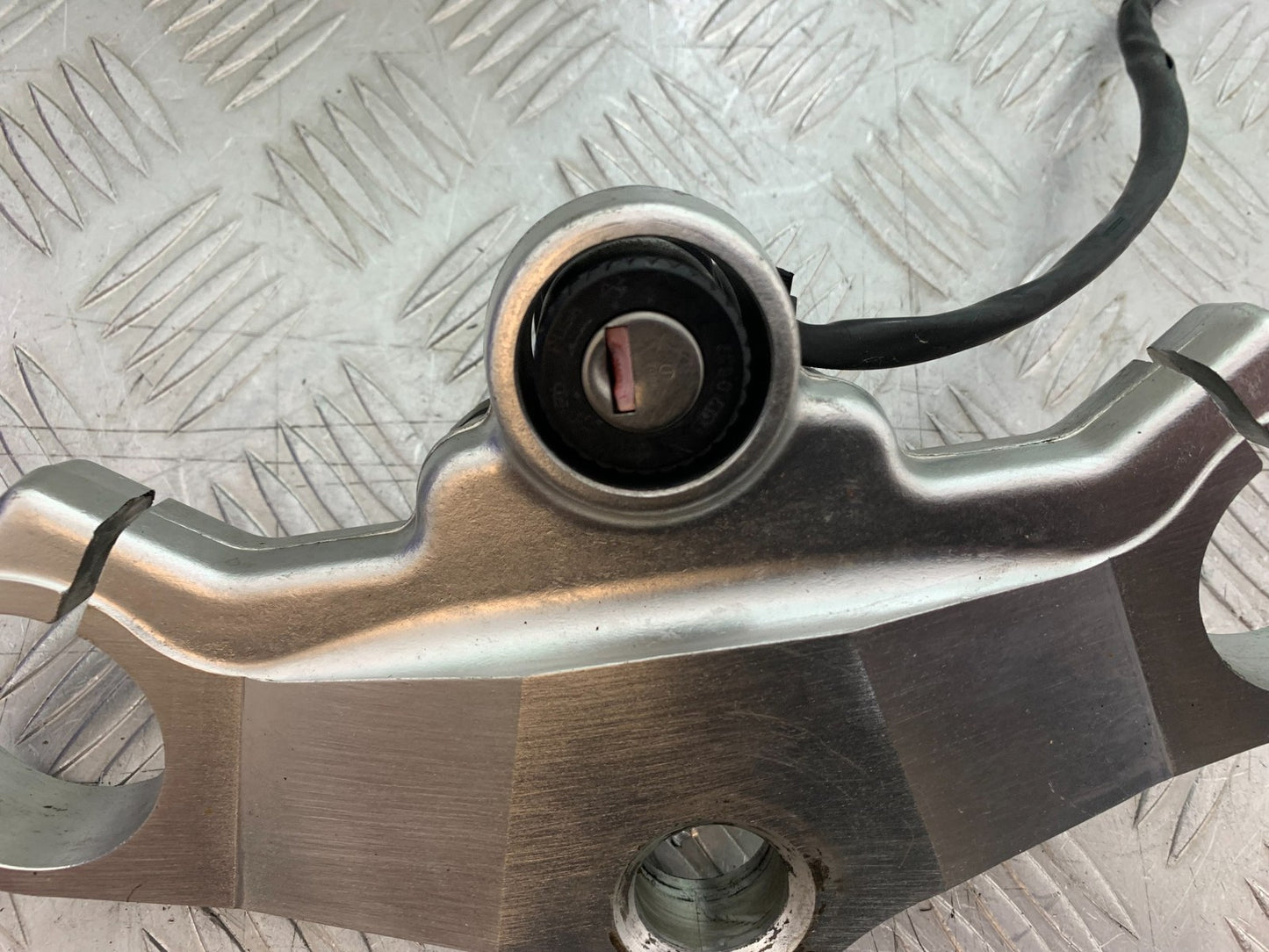 TRIUMPH 955i DAYTONA TOP YOKE  YEAR 2002-2006 (CMB1229)