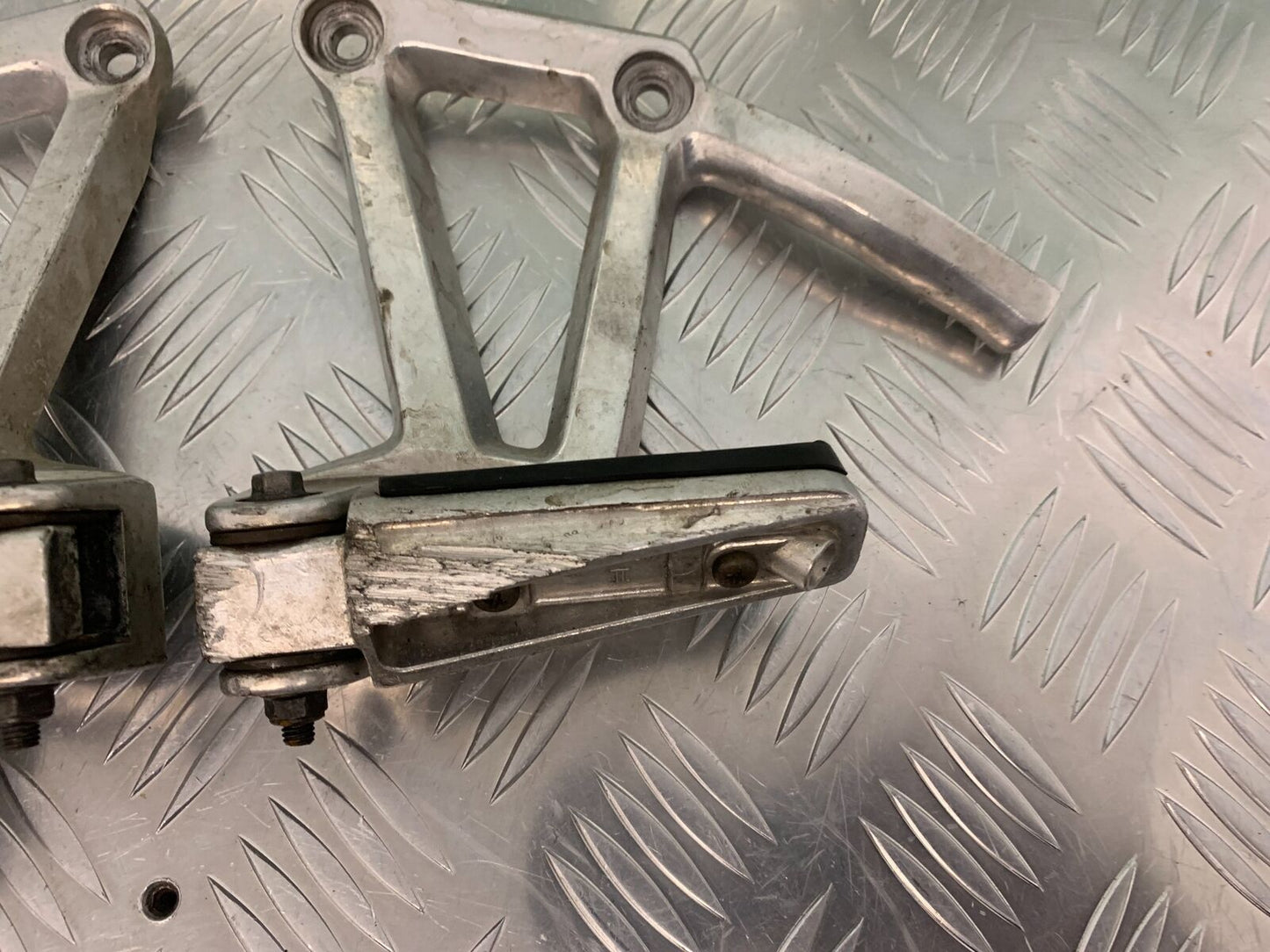 YAMAHA FZS600 FAZER 600 REAR HANGERS AND PEGS  YEAR 1998-2001 (STOCK 958)