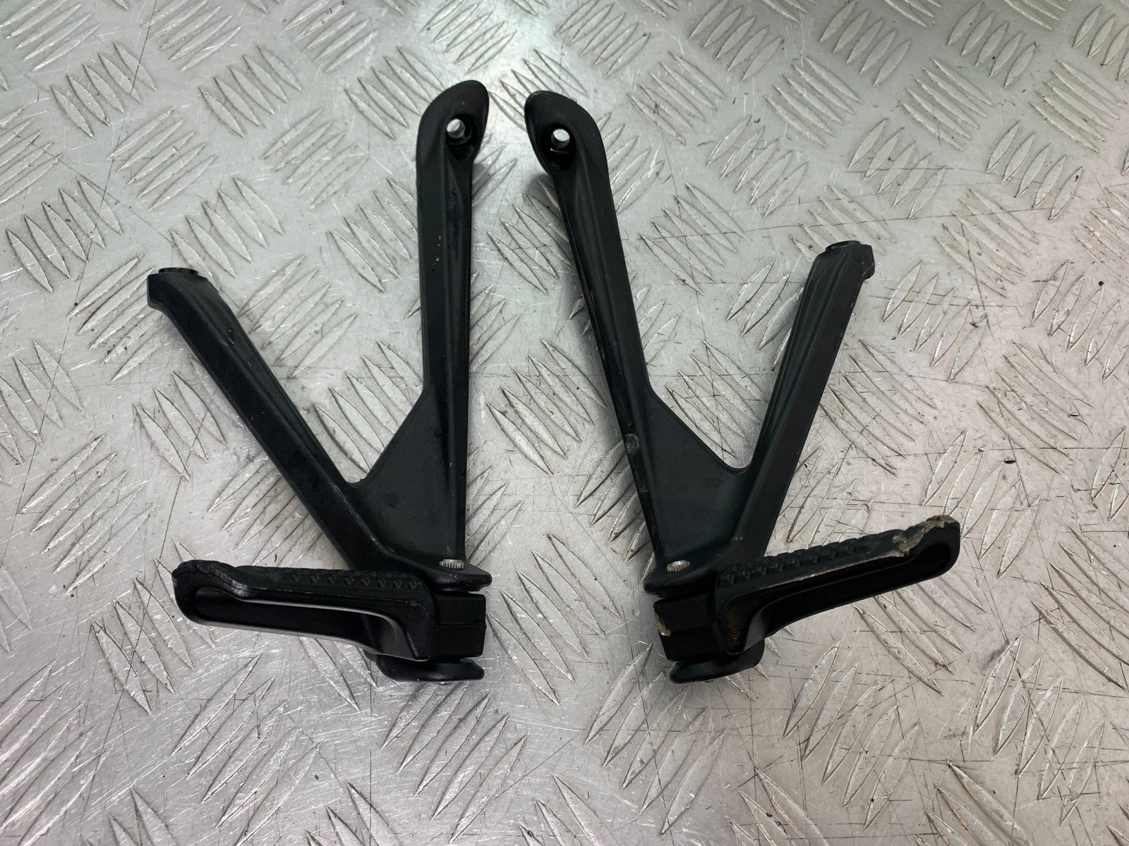 KTM 1290 SUPER DUKE R REAR HANGERS AND PEGS    YEAR 2020-2024 (CMB1272)