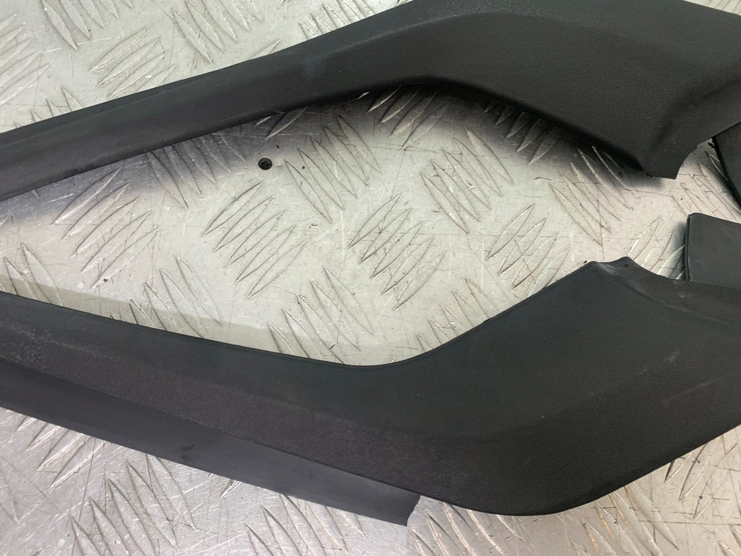 TRIUMPH 1050 SPRINT GT LEFT & RIGHT TANK INFILL RUBBERS YEAR 2010-2016 (CMB1250)
