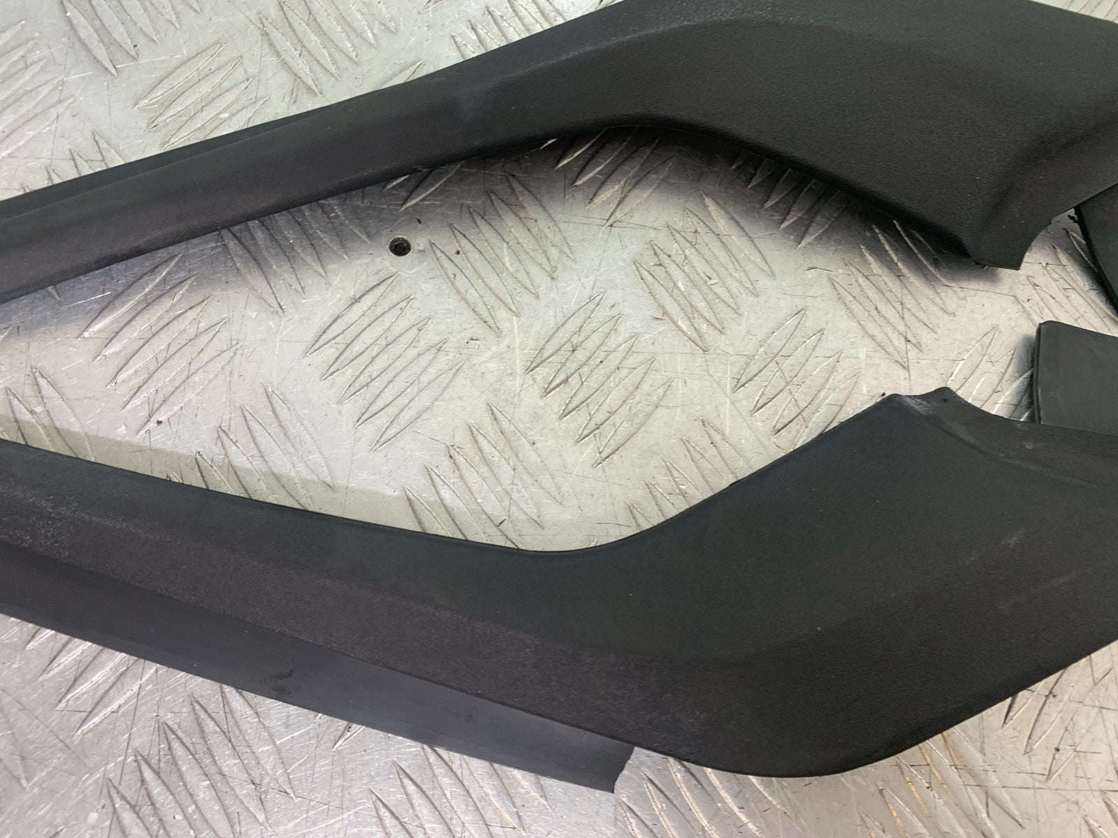 TRIUMPH 1050 SPRINT GT LEFT & RIGHT TANK INFILL RUBBERS YEAR 2010-2016 (CMB1250)