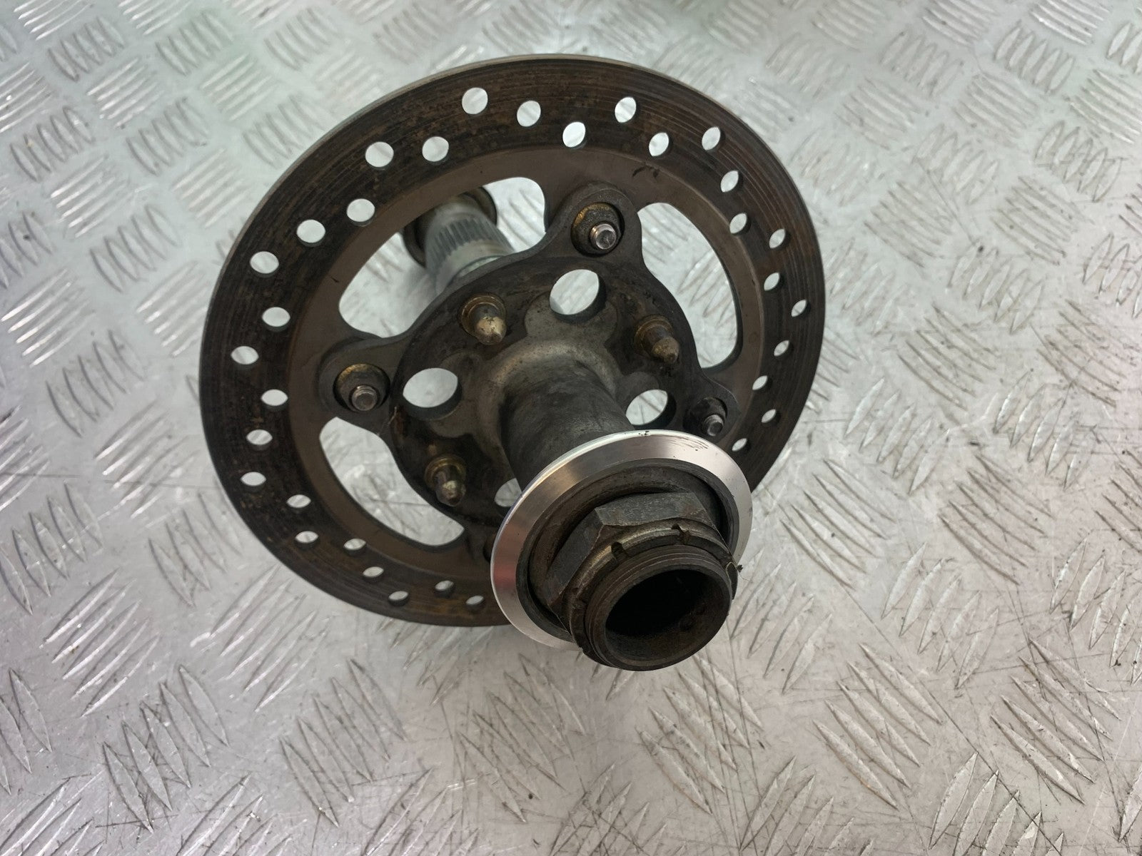 TRIUMPH 1050 SPEED TRIPLE REAR SPINDLE AND DISC   YEAR 2005-2007 (CMB1322)