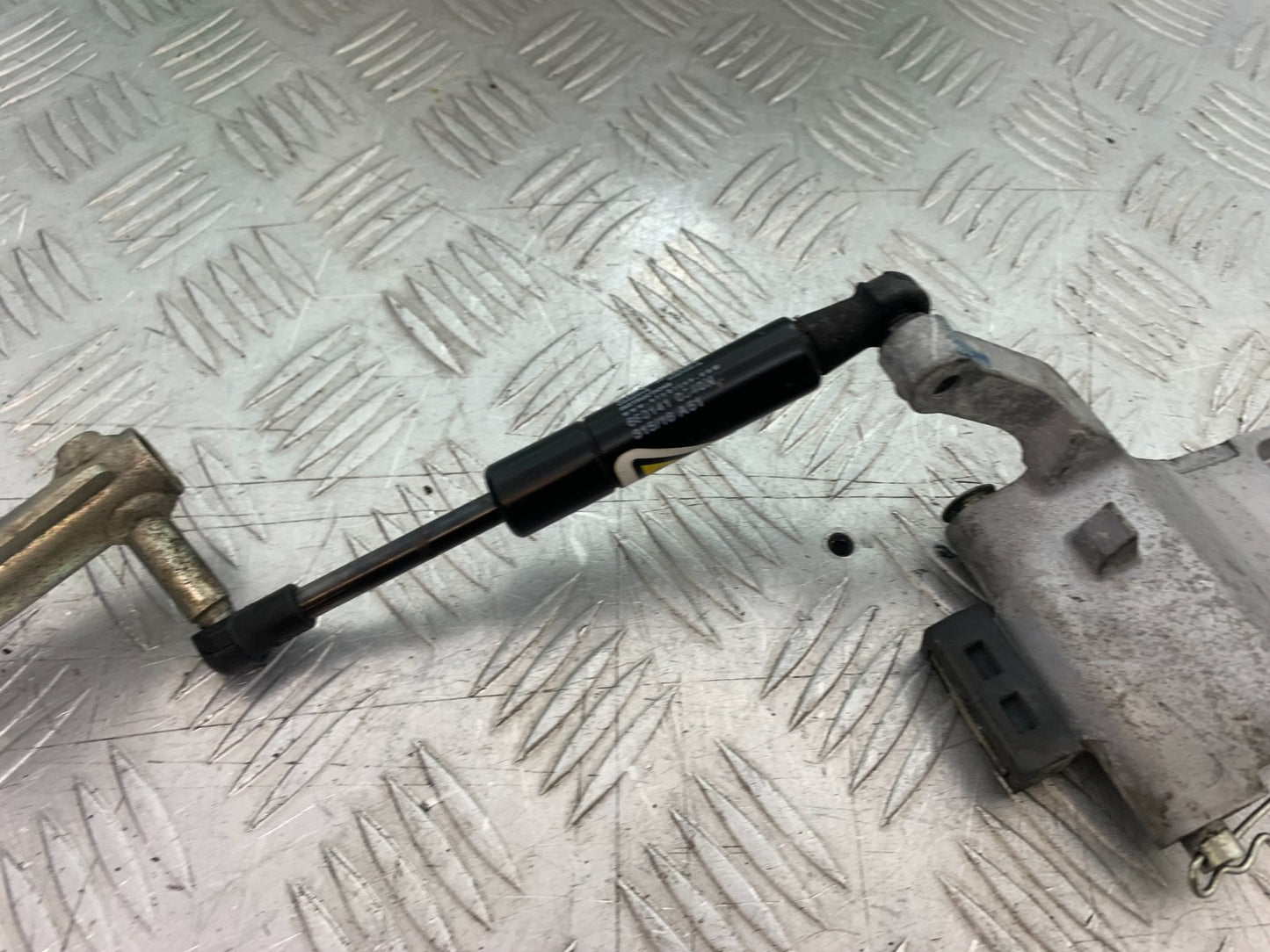 YAMAHA XMAX 300 SEAT DAMPER AND BRACKETS  YEAR 2017-2020 (CMB1218)