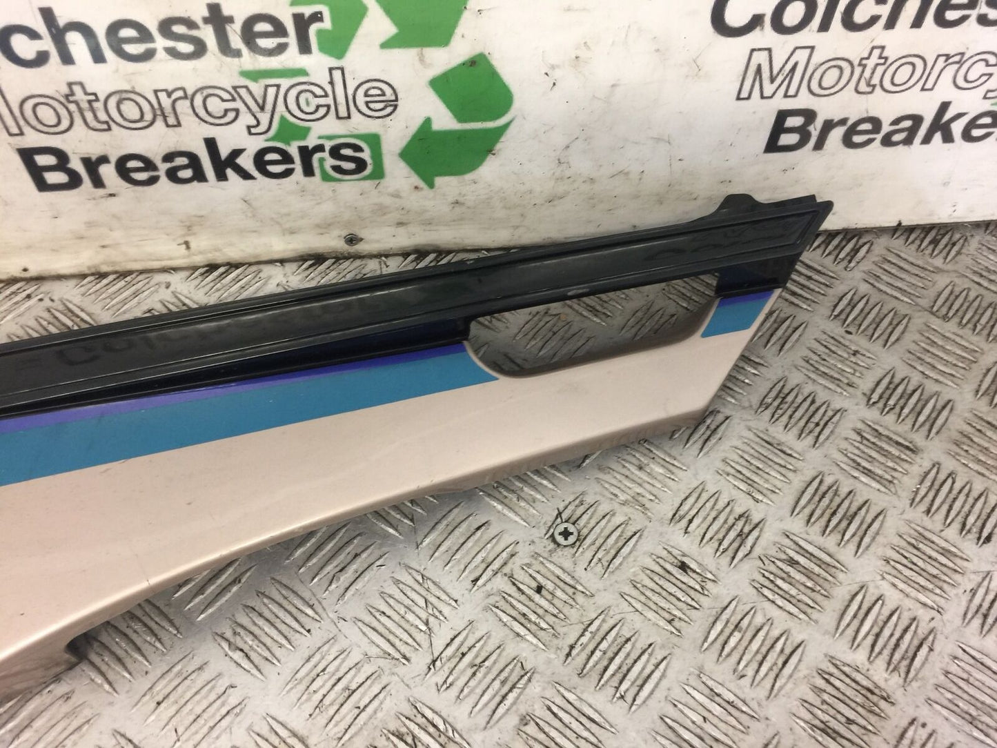 YAMAHA FJ1200 FJ 1200 3XW LEFT SEAT SIDE PANEL  YEAR 1991 (STOCK 482)
