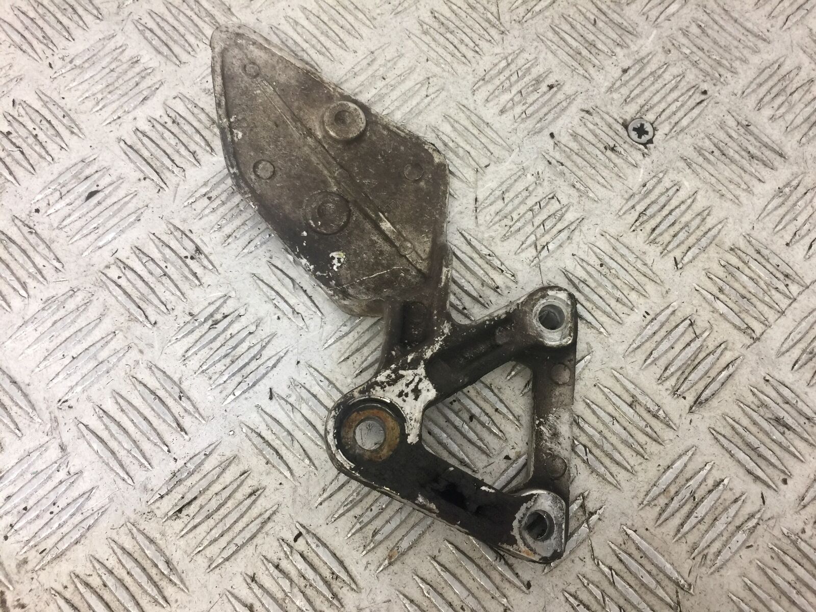YAMAHA FZS600 FAZER 600 FRONT LEFT HANGER  YEAR 1998-03  (STOCK 618)