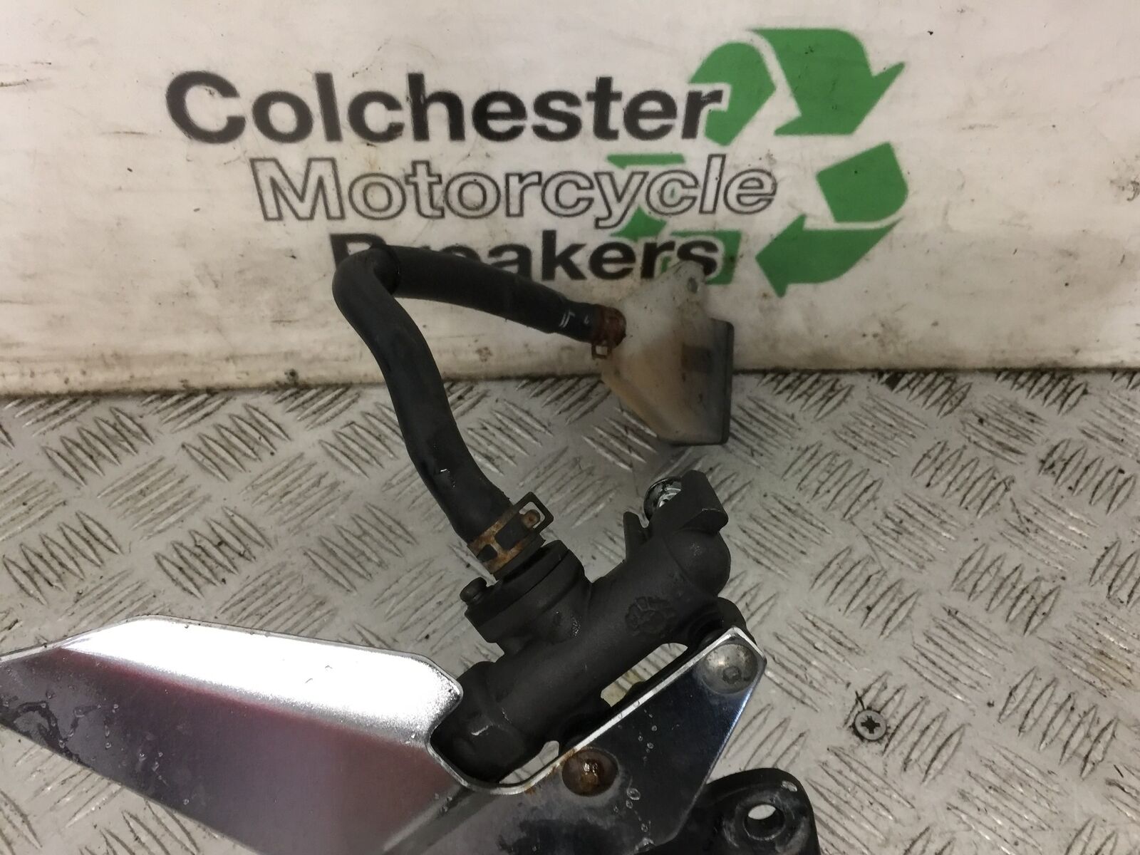 SUZUKI GS500 GS 500 FRONT RIGHT HANGER   YEAR 2004-09 (STOCK 882)